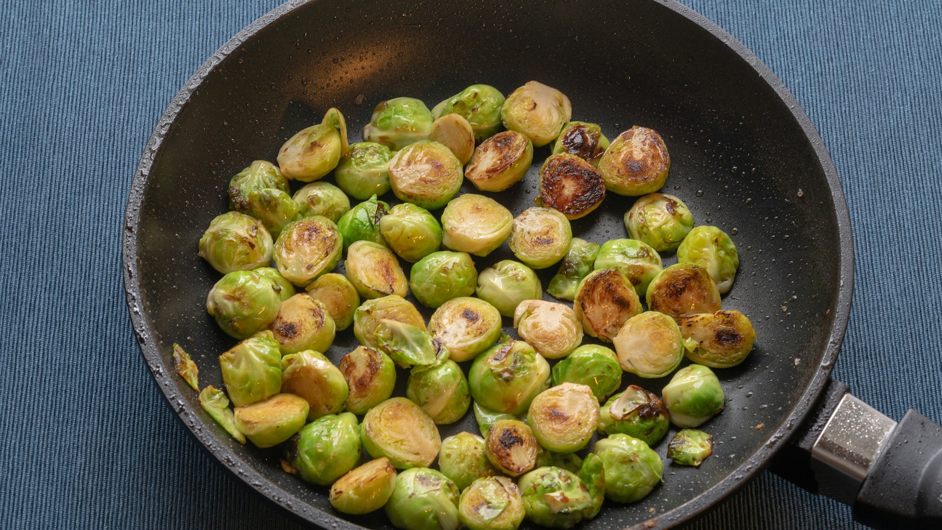 Probieren Sie das Rezept für Rosenkohl mit Parmesan gleich mal aus.