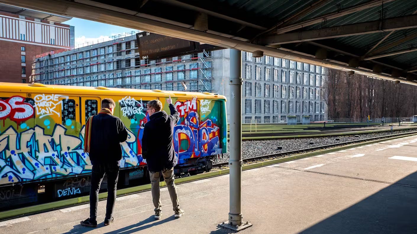 Ein beschmierter U-Bahn-Wagen in Berlin