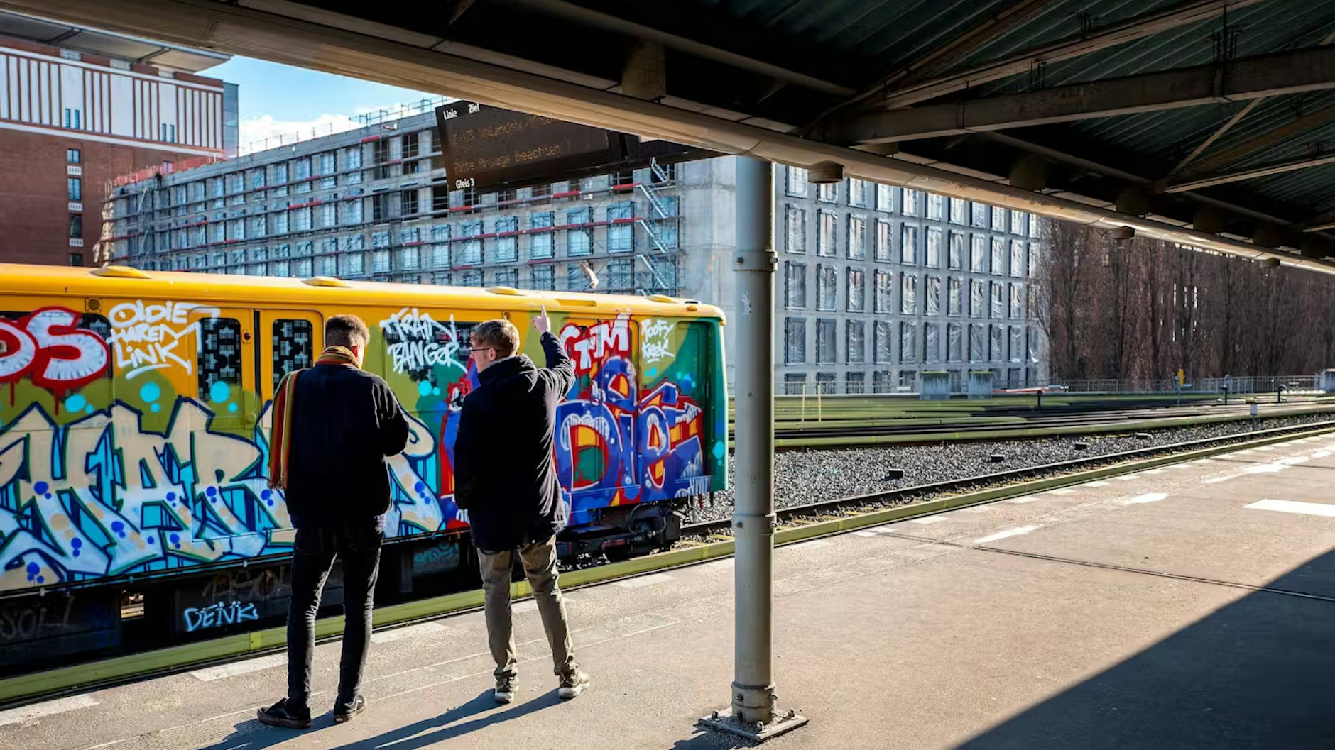 Ein beschmierter U-Bahn-Wagen in Berlin