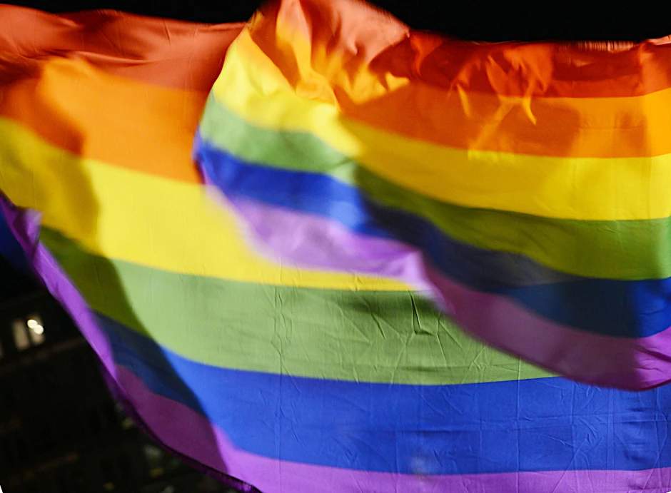 ARCHIV - Regenbogenfahnen wehen auf der Demonstration der Kampagne «Gay Folks Movement».  