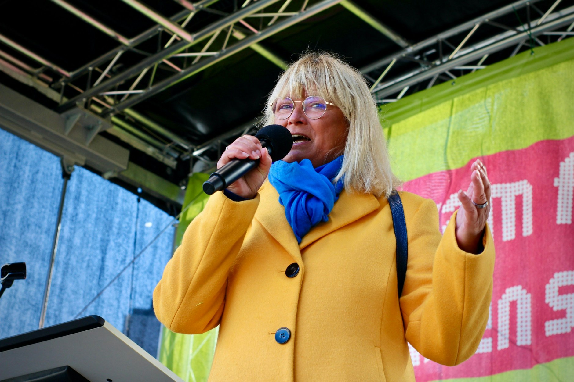 Andrea Kühnemann, Landesleiterin von Verdi Berlin und Brandenburg, hielt eine Rede zum großen BVG-Streik.