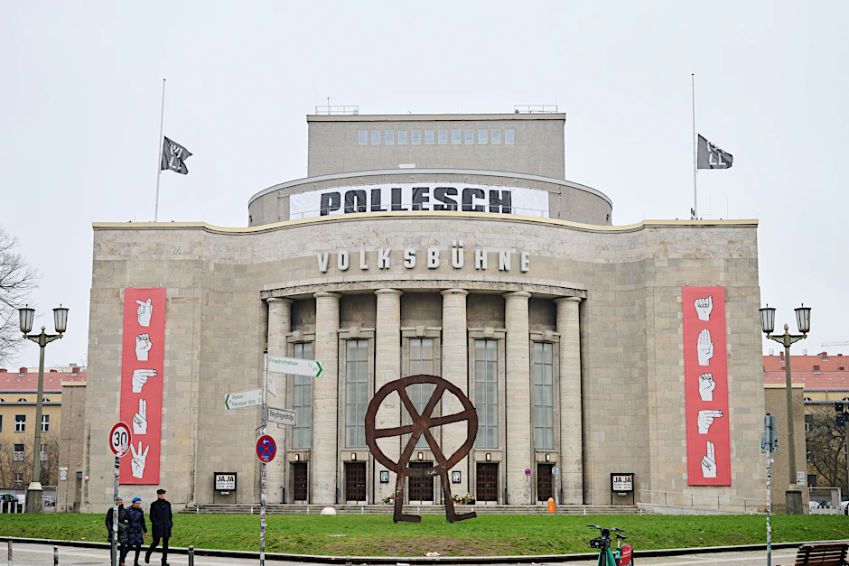 Pollesch steht auf dem Banner, das über der Volksbühne aufgehängt ist.