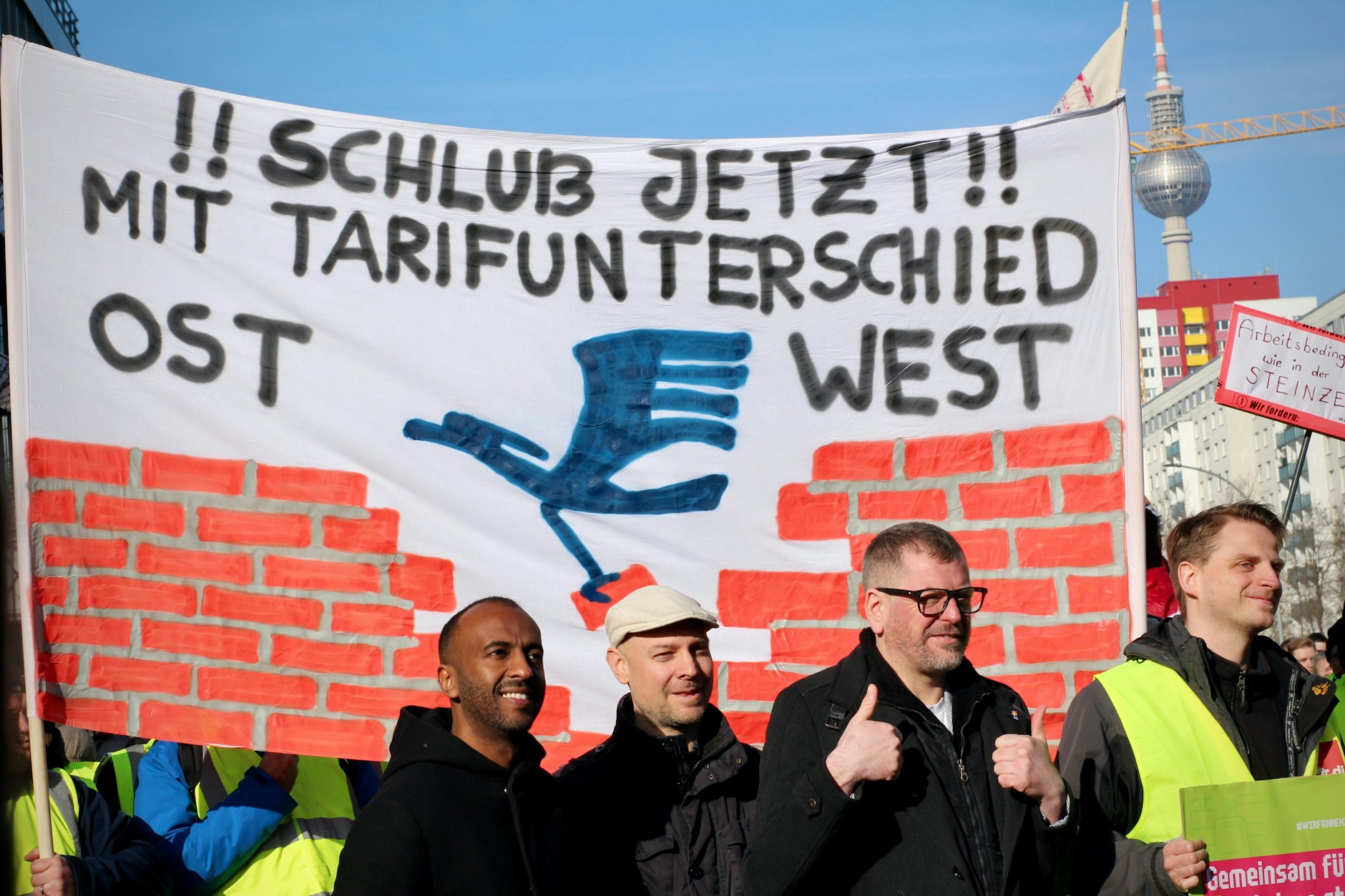 Rote Trillerpfeifen, gelbe Warnwesten und viele Menschen versammelten sich am Donnerstagvormittag auf der Holzmarktstraße, um zu streiken.