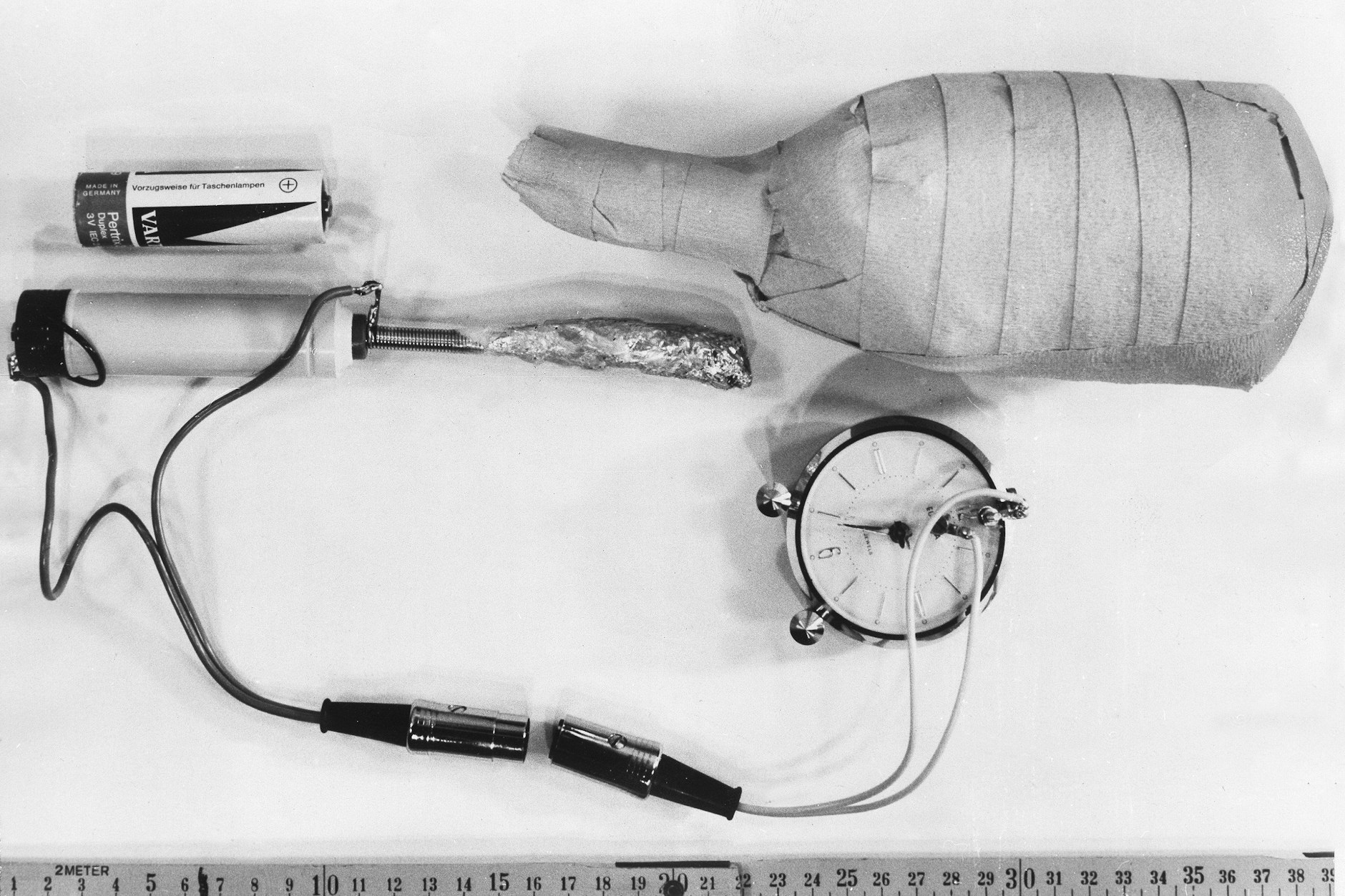 Damals wie heute schwer bewaffnet: Diese Sprengkörper wurden in der Wohnung der verhafteten „Kommunarden“ Dieter Kunzelmann und Rainer Langhans am 8. März 1969 in West-Berlin sichergestellt. Auch bei der gerade festgenommenen RAF-Terroristin Daniela Klette wurden schwere Waffen gefunden.&nbsp;