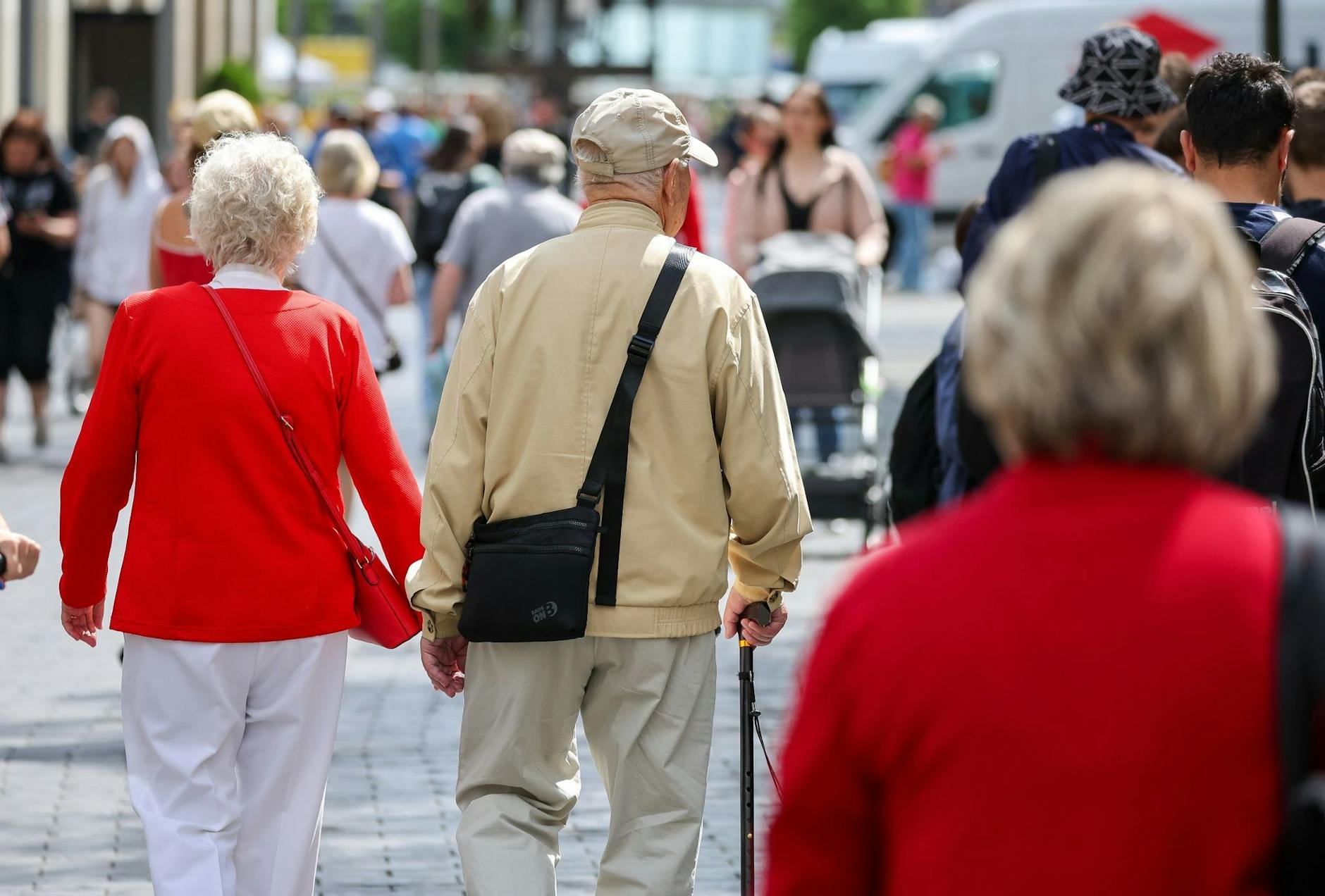 ARCHIV - Die Rentenerhöhung stehe den Rentern und Renterninnen in Deutschland zu, sagt Hubertus Heil.  