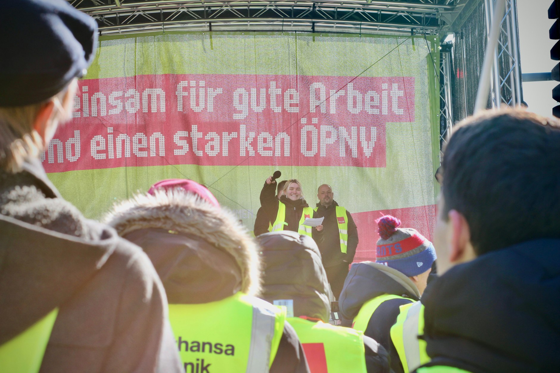 „Wir alle brauchen einen Nahverkehr, auf den wir uns verlassen können. Ohne eine sozial-gerechte Verkehrswende kann es keinen wirkungsvollen Klimaschutz geben“, erklärt Fridays for Future in einem Aufruf.