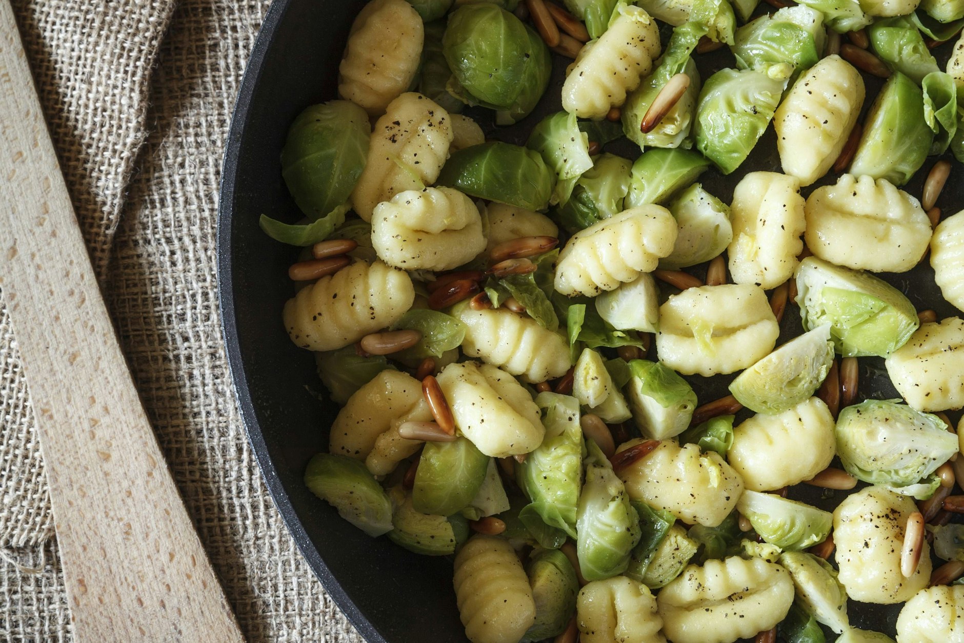 Das Rezept für Rosenkohl-Gnocchi-Pfanne müssen Sie probieren.