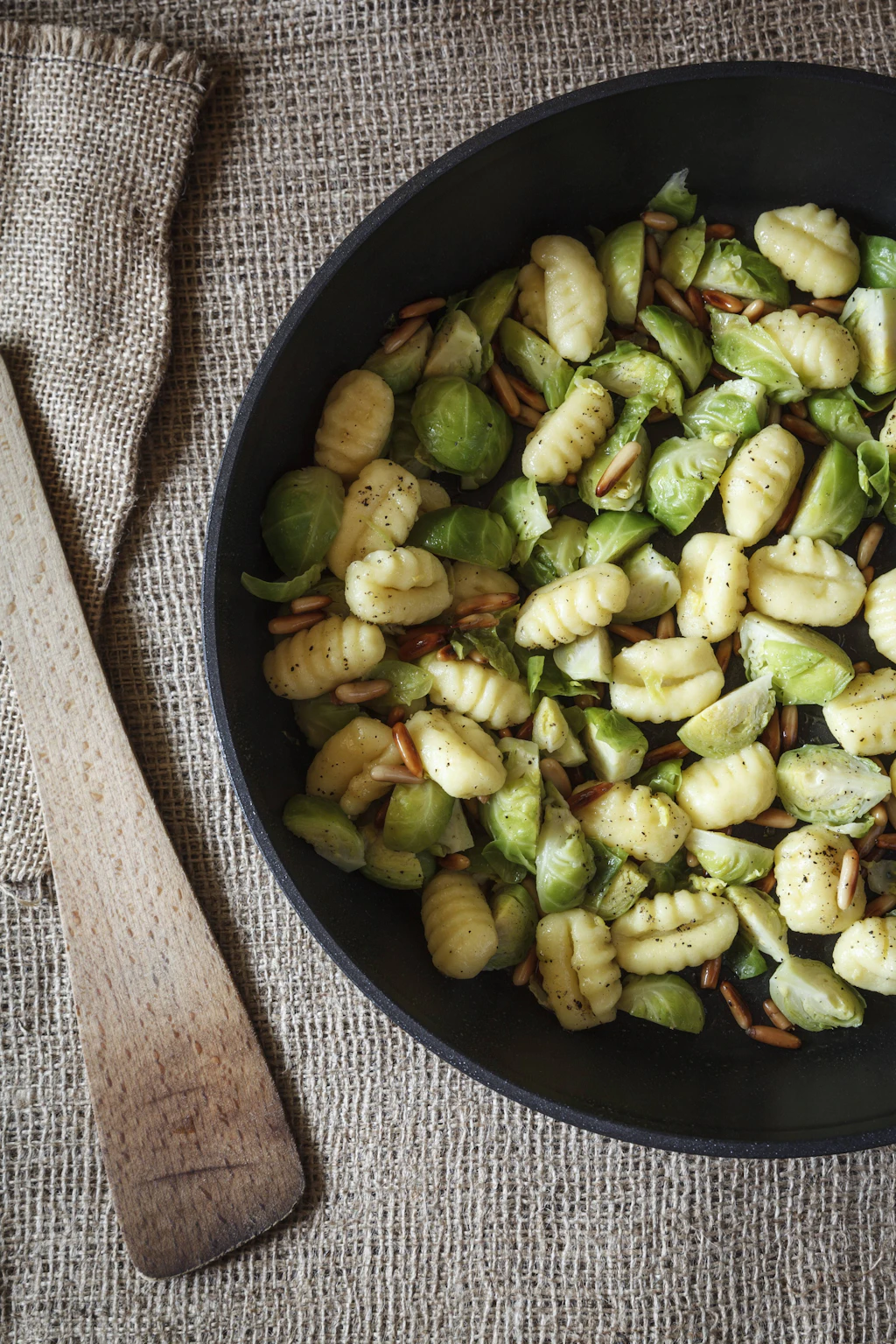 Geniales Rezept für Rosenkohl-Gnocchi-Pfanne: Ein Winter-Traum