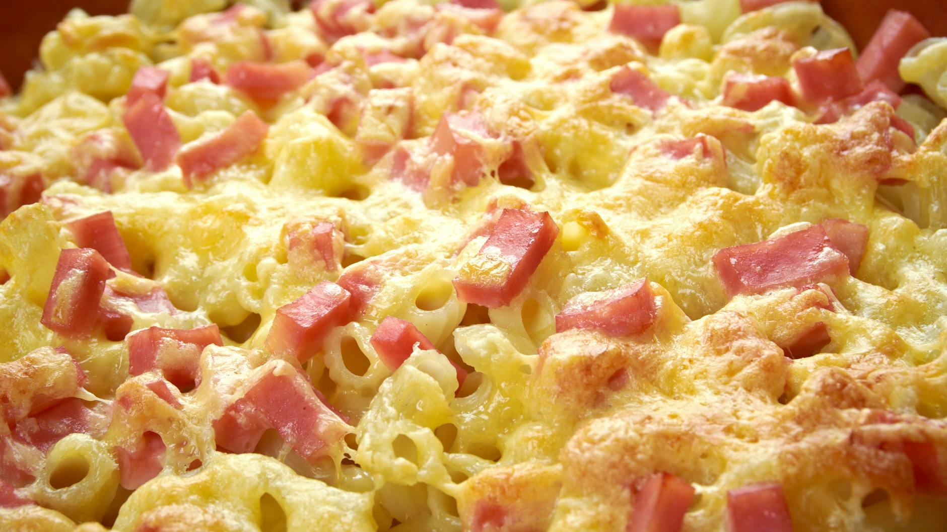 Nudeln, Schinken, Soße und Käse: Mehr braucht es nicht für das perfekte Nudel-Schinken-Gratin. Das Rezept ist perfekt für die schnelle Feierabend-Küche.