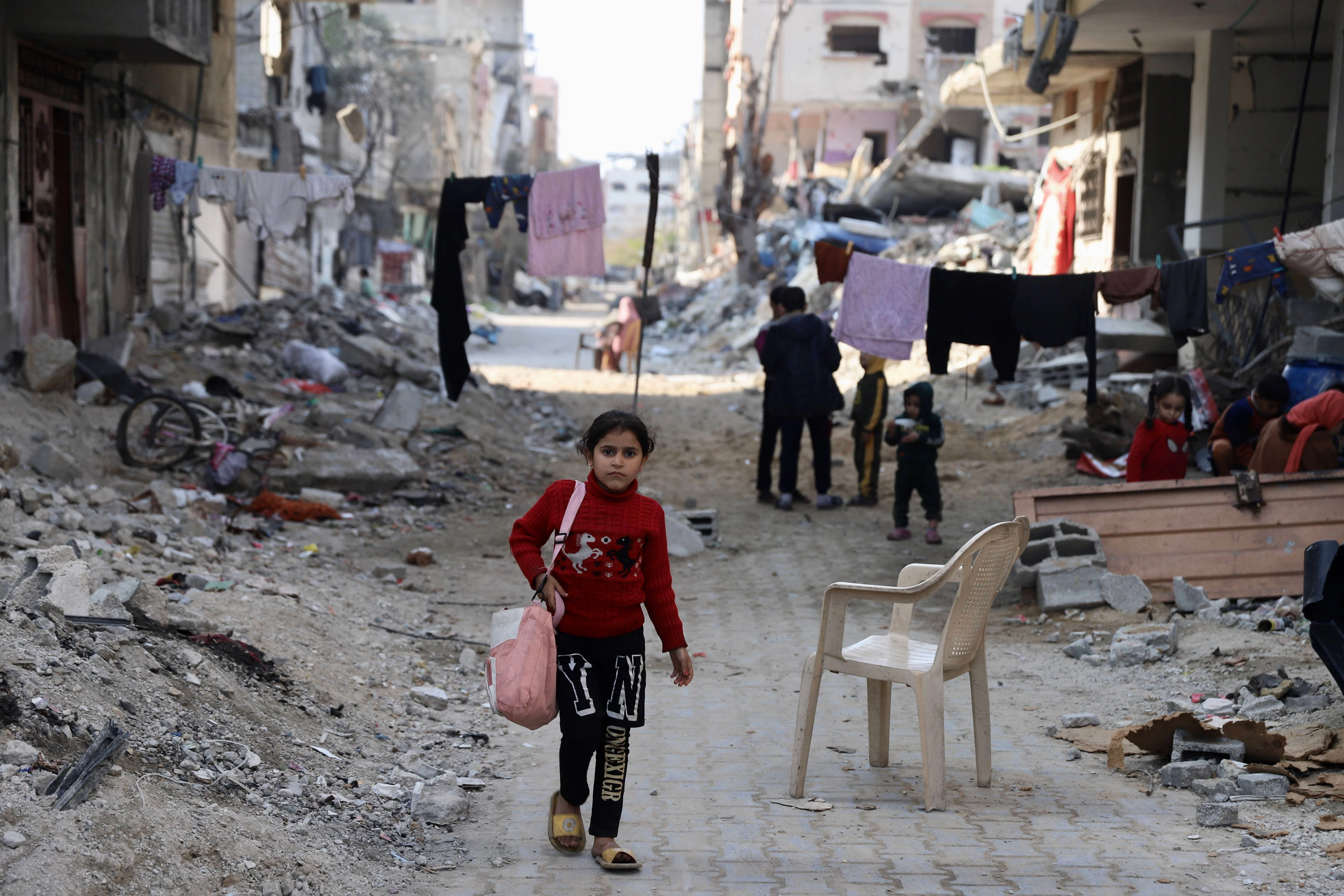 Ein Mädchen läuft durch Gaza Stadt.