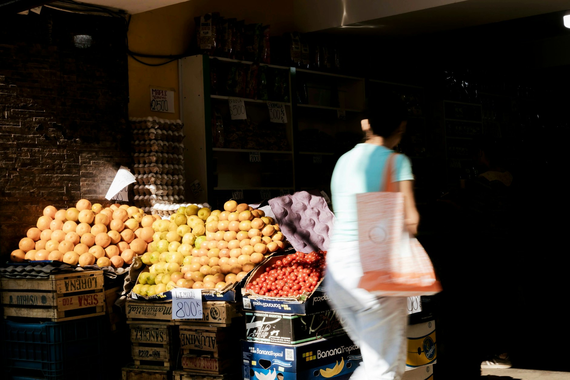 Eine Frau läuft an einem Stand mit Früchten in Buenos Aires vorbei – die Preise für Lebensmittel sind über das letzte Jahr in Argentinien drastisch gestiegen.