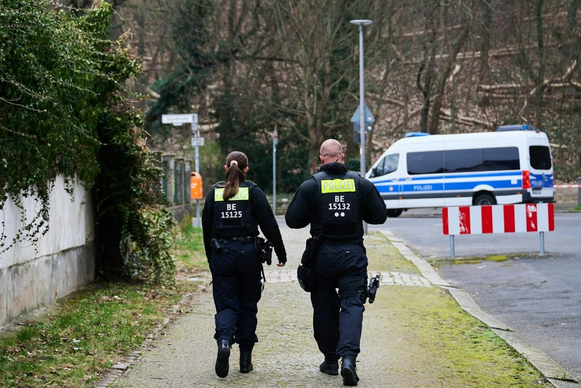 Polizisten suchten den Volkspark und die Umgebung weiträumig nach weiteren Körperteilen ab.