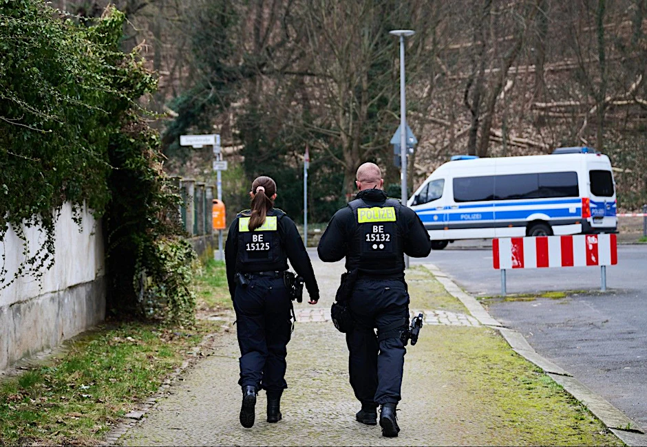 Polizisten suchten den Volkspark und die Umgebung weiträumig nach weiteren Körperteilen ab.
