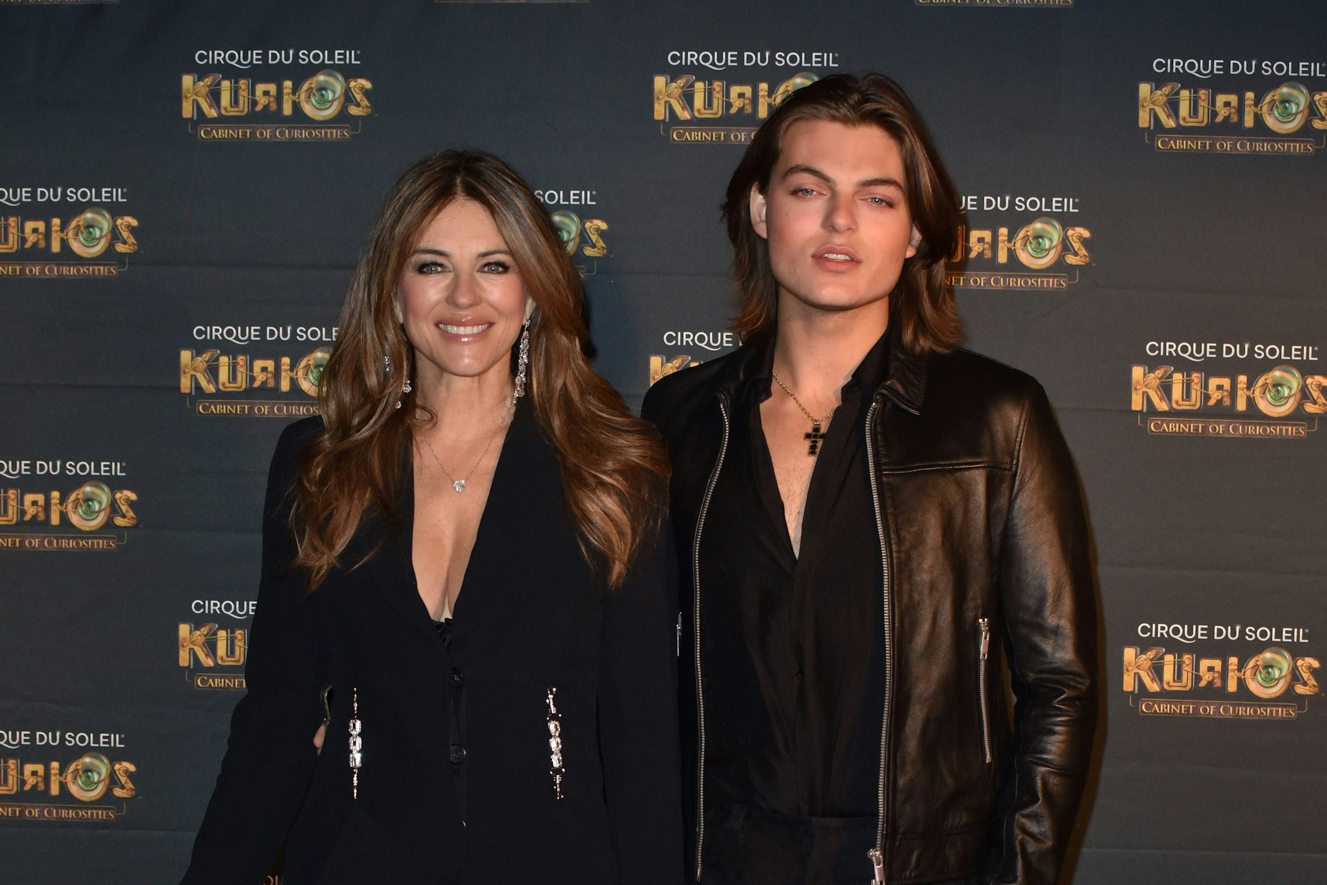 Mit Mutter Liz in der Hauptrolle! Damian Hurley dreht Erotikfilm