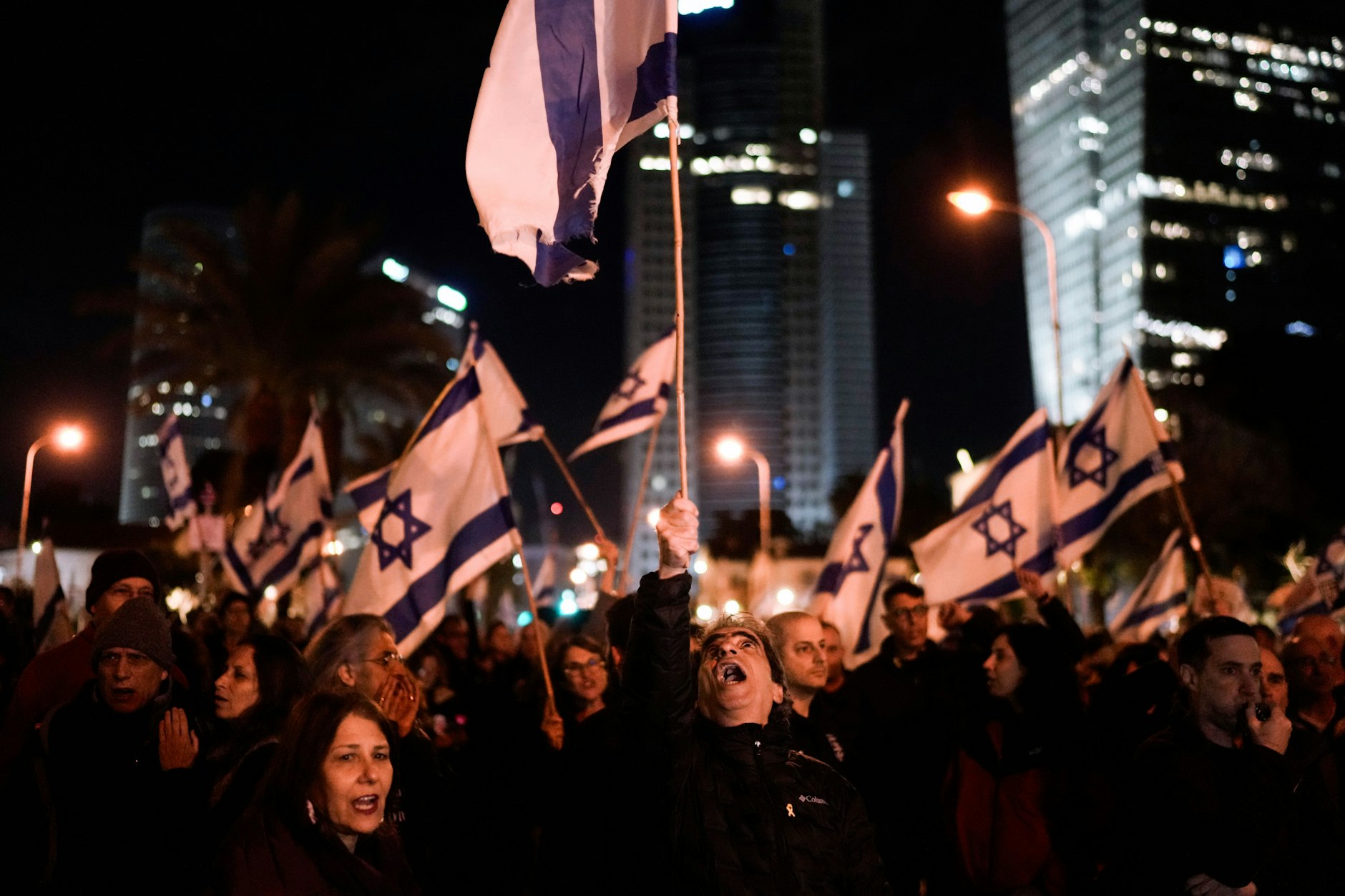 Demonstranten protestieren gegen den israelischen Premierminister Benjamin Netanjahu und fordern Neuwahlen bei den wöchentlichen Protesten gegen seine Handhabung des Krieges zwischen Israel und der Hamas.