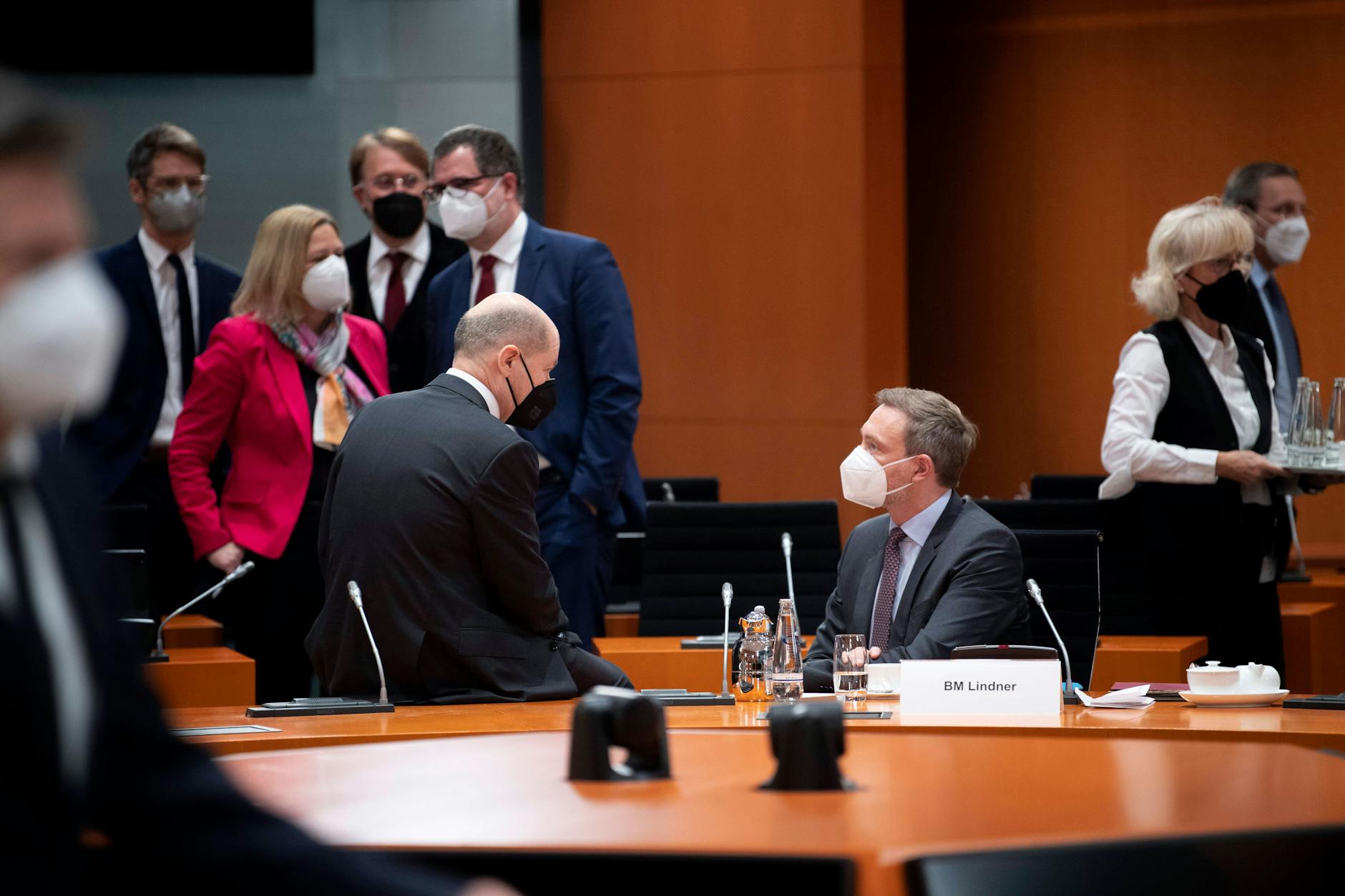 Scholz und Lindner tragen Masken während einer Unterredung Anfang des Jahres 2022.