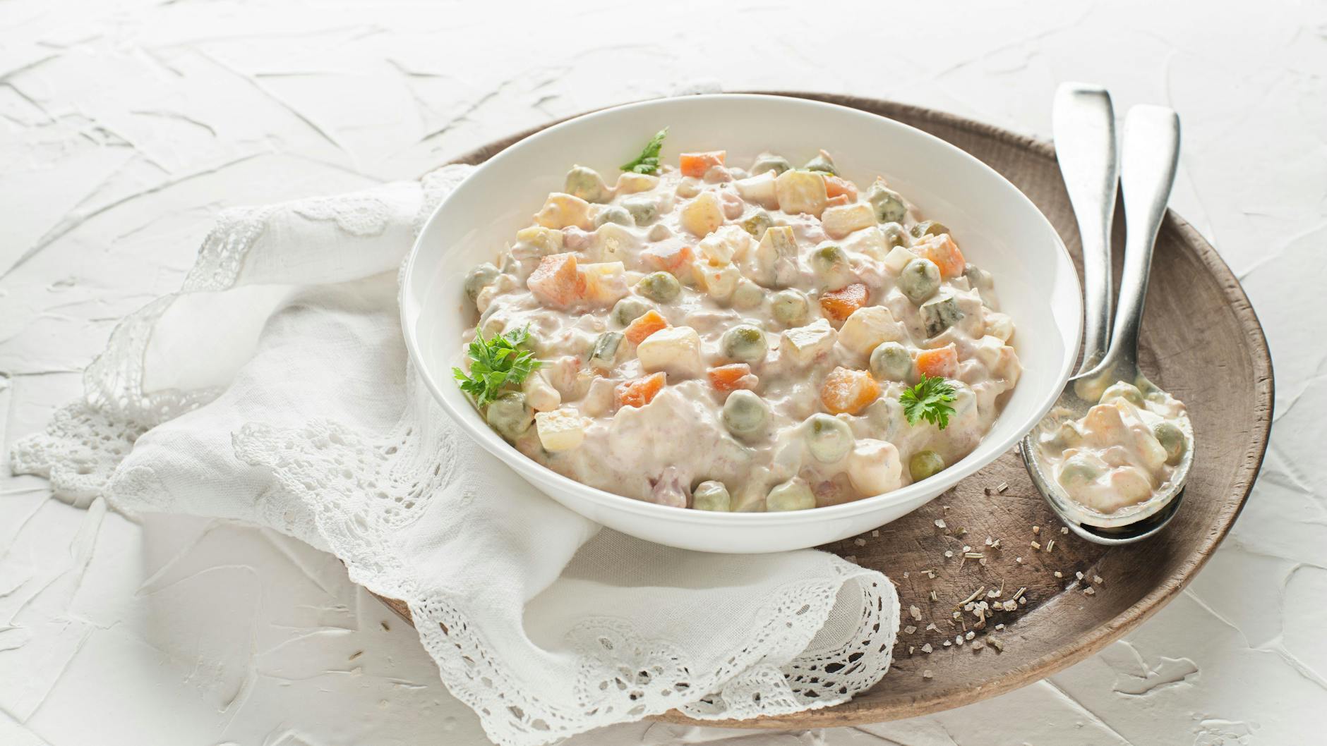 Die Zutaten für den 7-Tassen-Salat können beliebig angepasst werden - in das normale Rezept gehören unter anderem Kartoffeln und Eier, aber auch Erbsen und Möhren passen in den Salat.