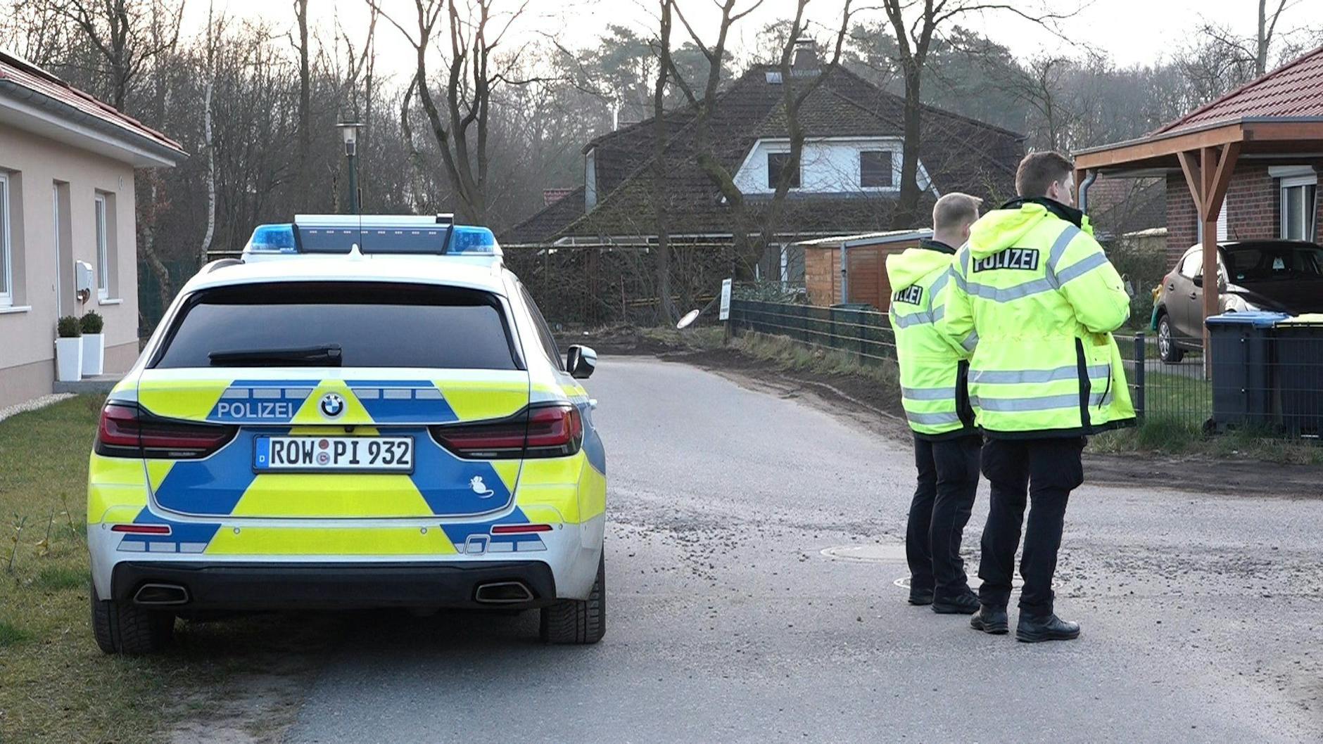 Schießerei in Rotenburg: Es gebe zwei Tatorte - einen in einem Einfamilienhaus in Westervesede in der Gemeinde Scheeßel, außerdem in Bothel im Landkreis Rotenburg.