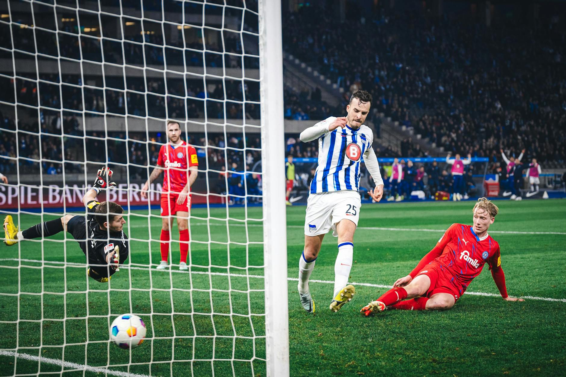 Haris Tabakovic trifft eiskalt zum 2:0 für Hertha BSC gegen Holstein Kiel.