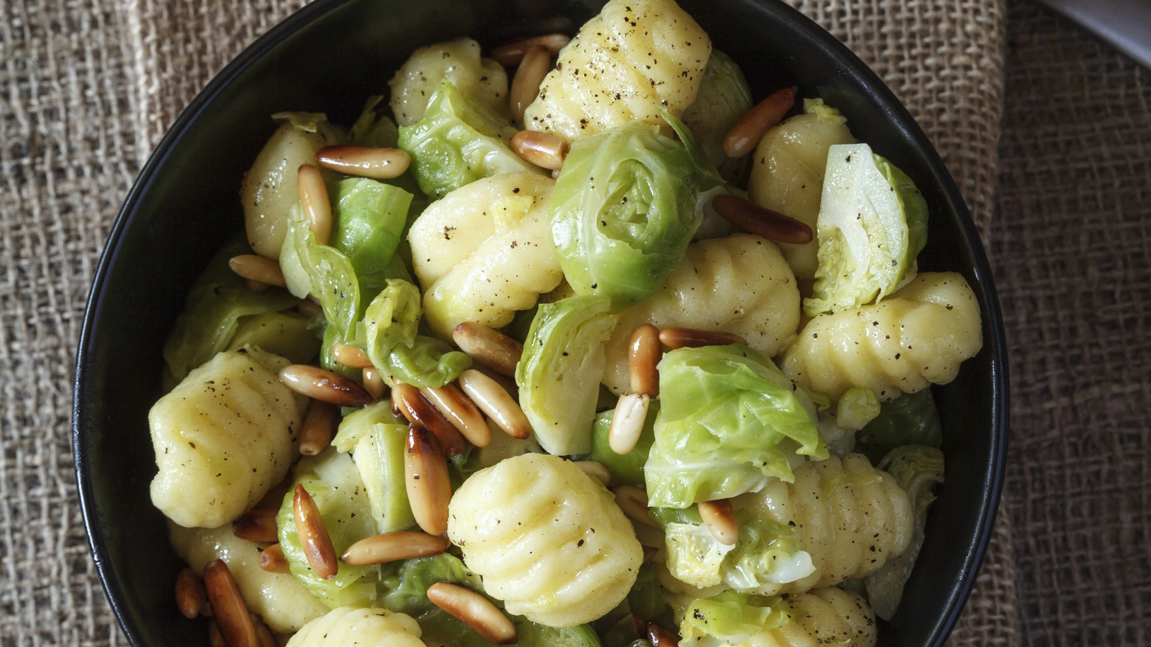 Das Rezept für Rosenkohl-Gnocchi-Pfanne ist die perfekte Vitaminbombe im Winter.