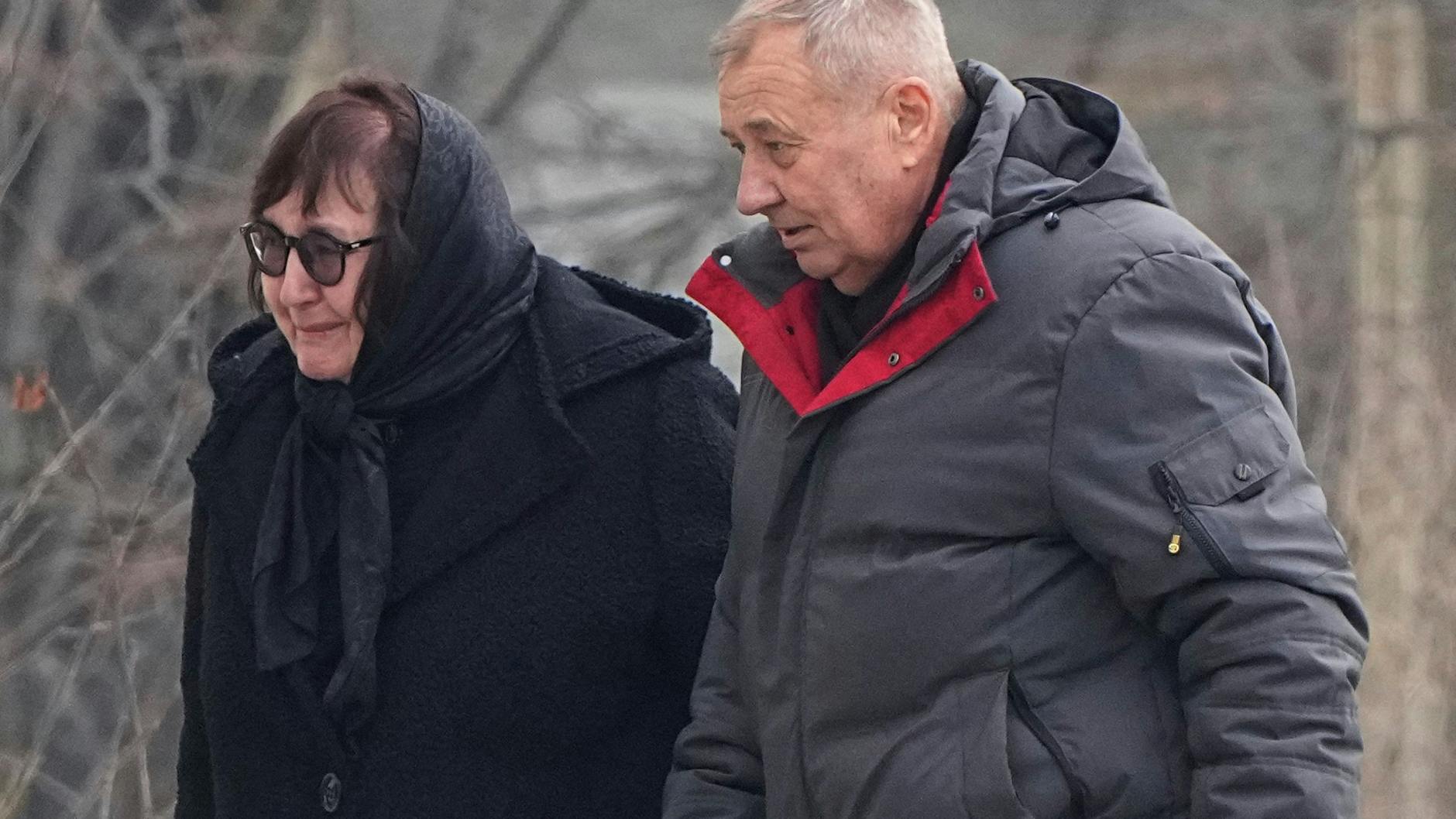 Alexej Nawalnys Eltern gehen zur Beerdigung ihres Sohnes.