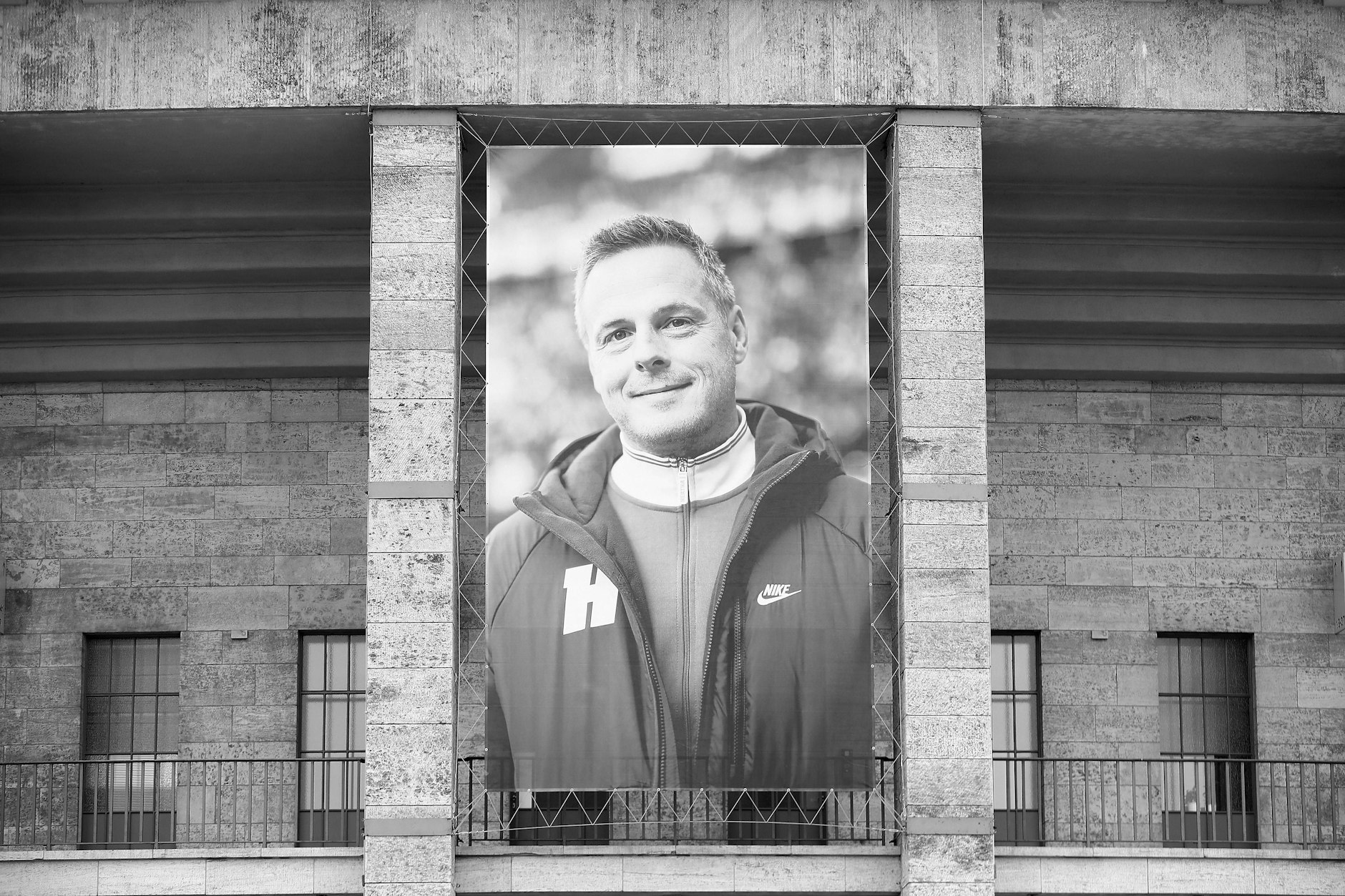 Herthas verstorbener Präsident Kay Bernstein wurde mit einem Riesenplakat am Olympiastadion geehrt.