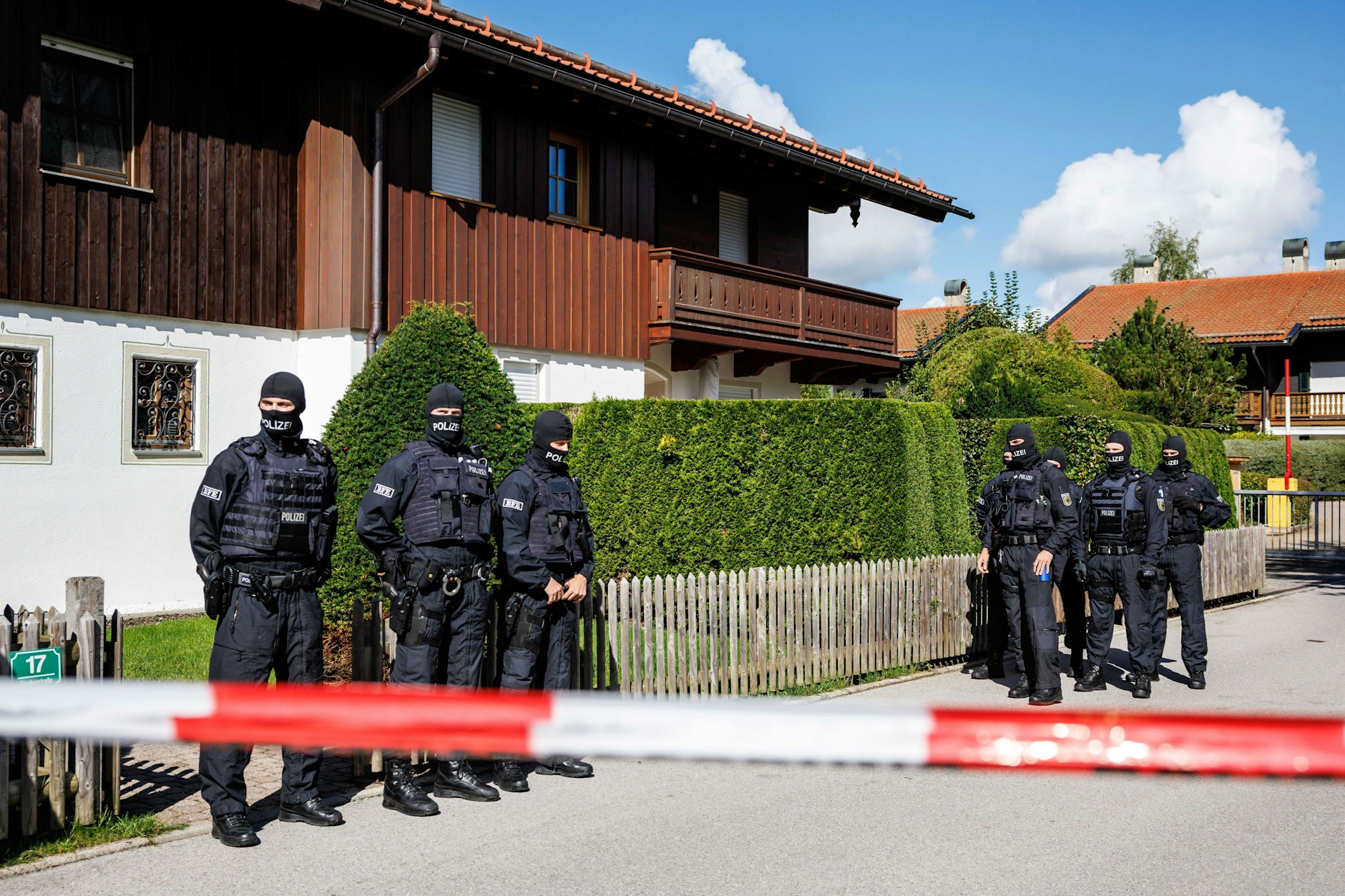 Polizisten vor durchsuchtem Objekt in Rottach-Egern, September 2022