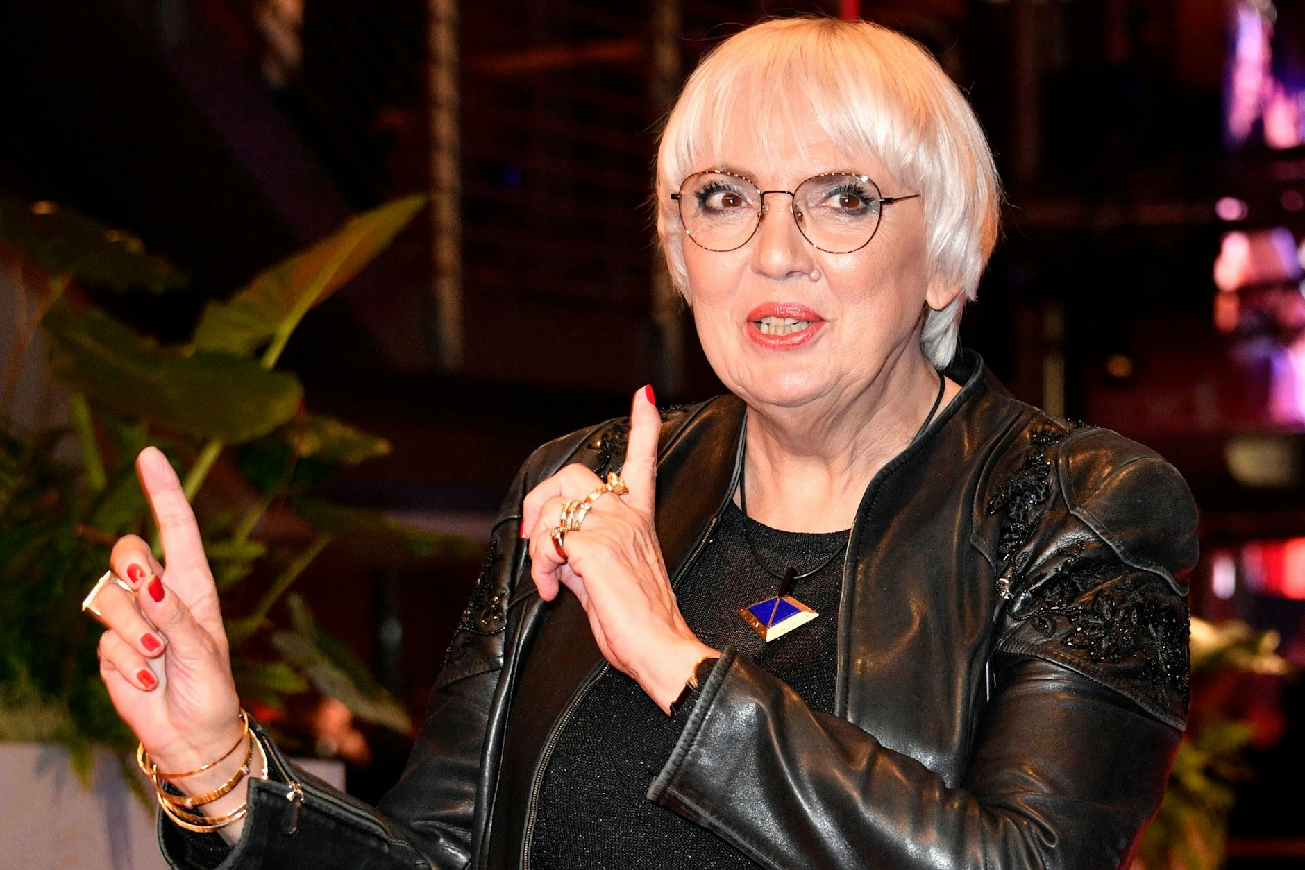 Was macht sie mit ihren Händen? Claudia Roth im Berlinale-Palast.