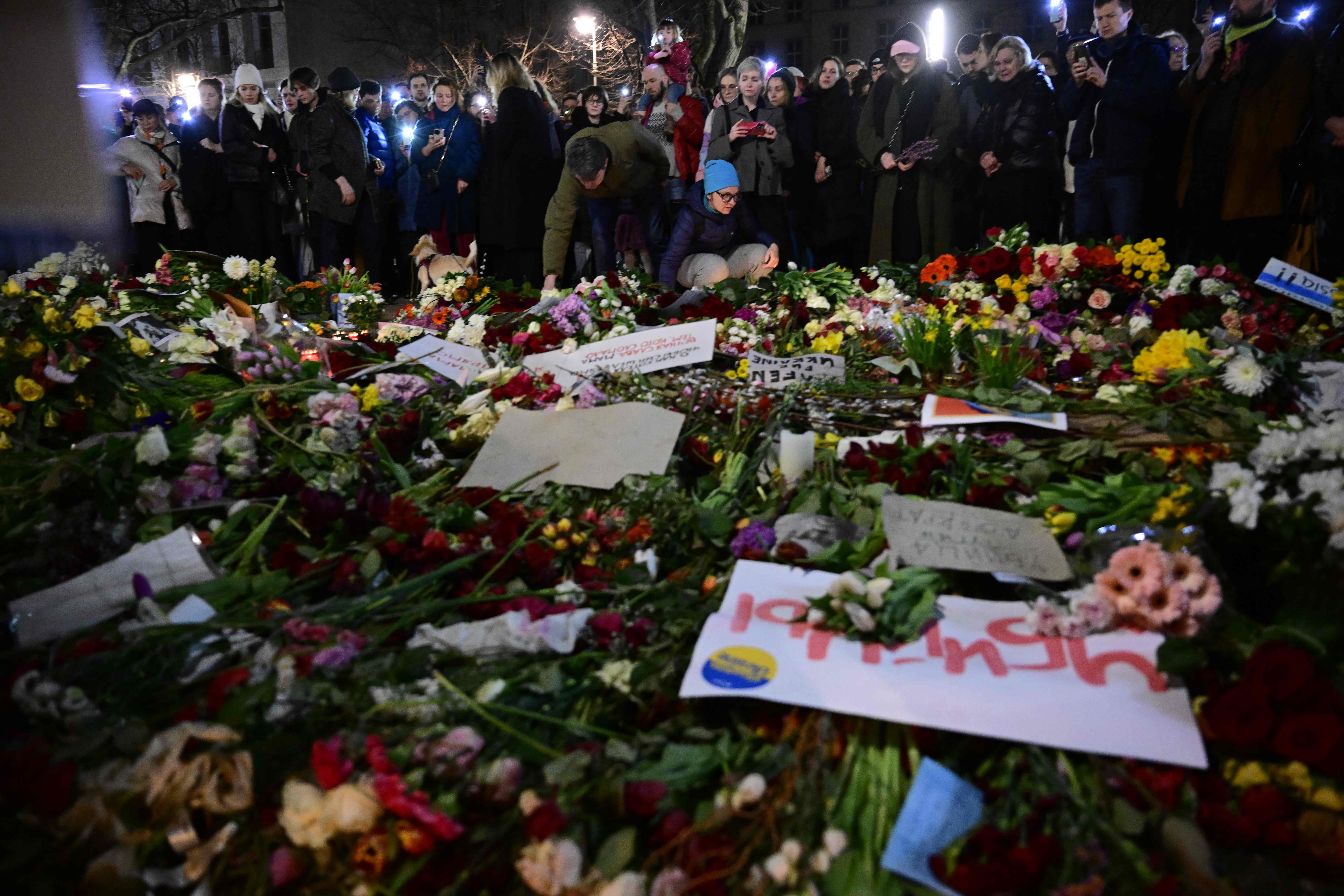 Alexej Nawalny: Hunderte Menschen bei Gedenken vor russischer Botschaft in Berlin