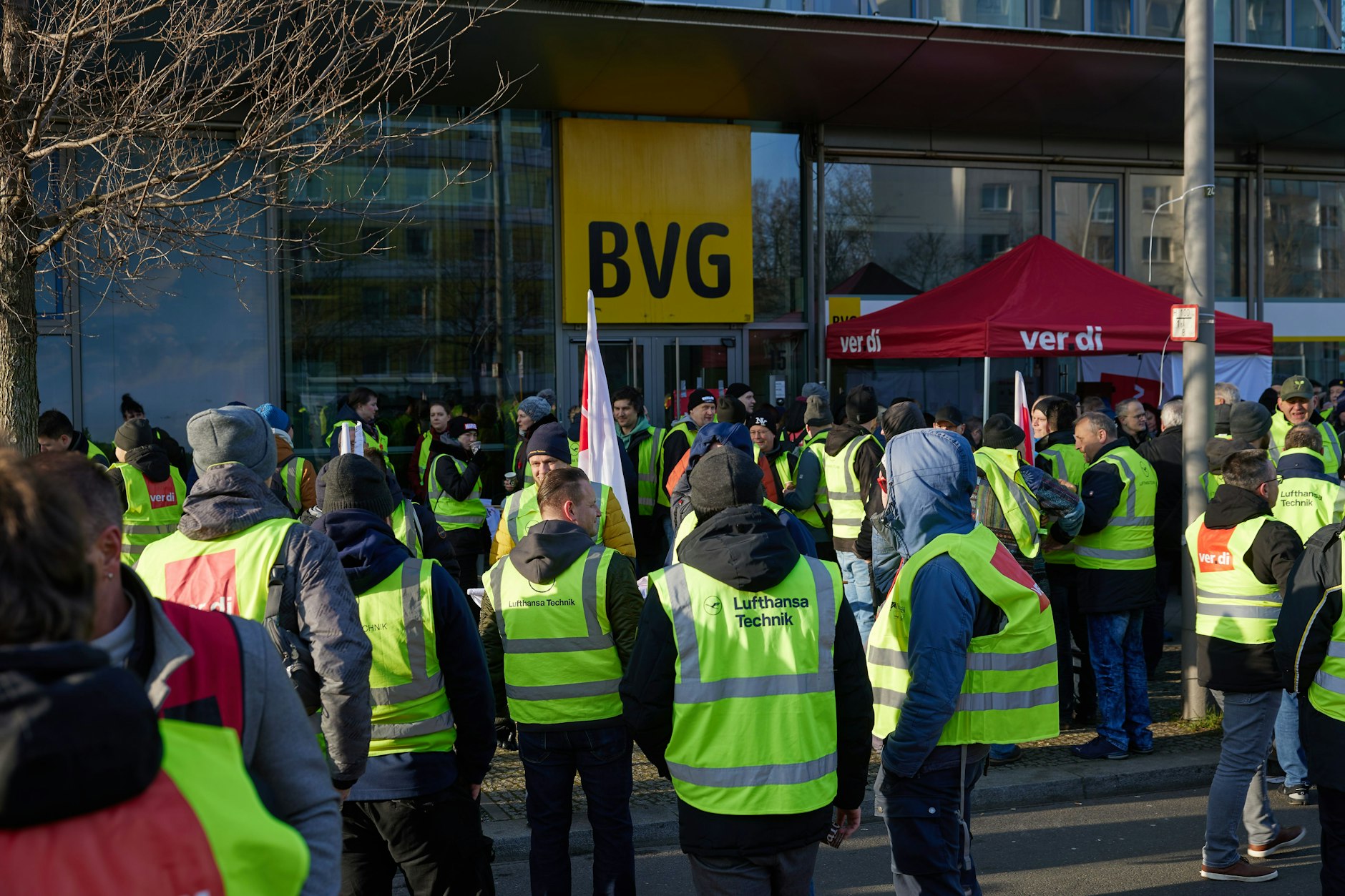 BVG-Mitarbeiter auf einer Kundgebung vor der BVG-Zentrale.