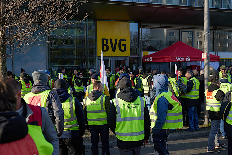 BVG-Mitarbeiter auf einer Kundgebung vor der BVG-Zentrale.