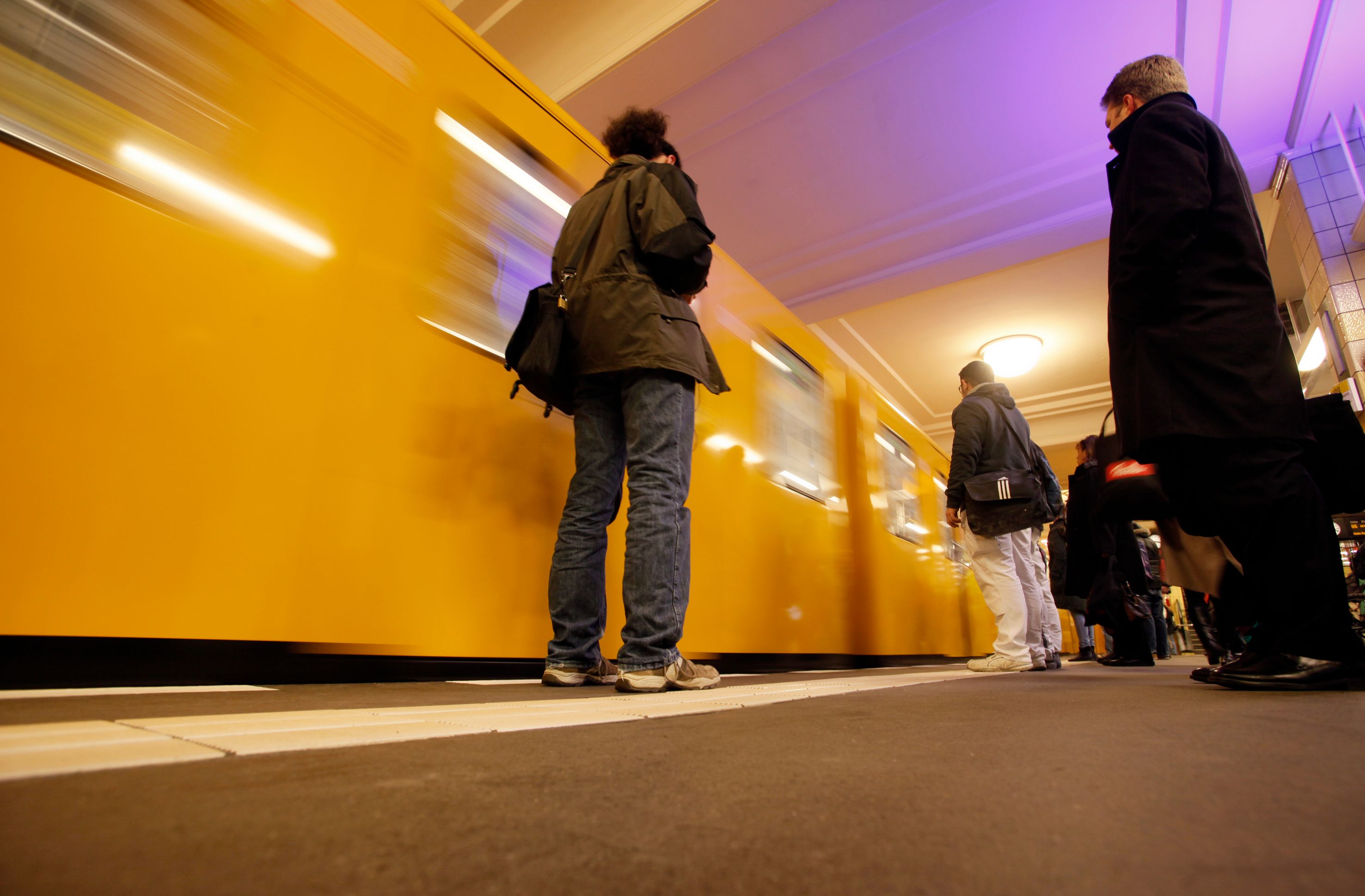 Berlin: Ersatzverkehr Mit Bussen Auf Der Linie U6 Nach Kabelbrand ...