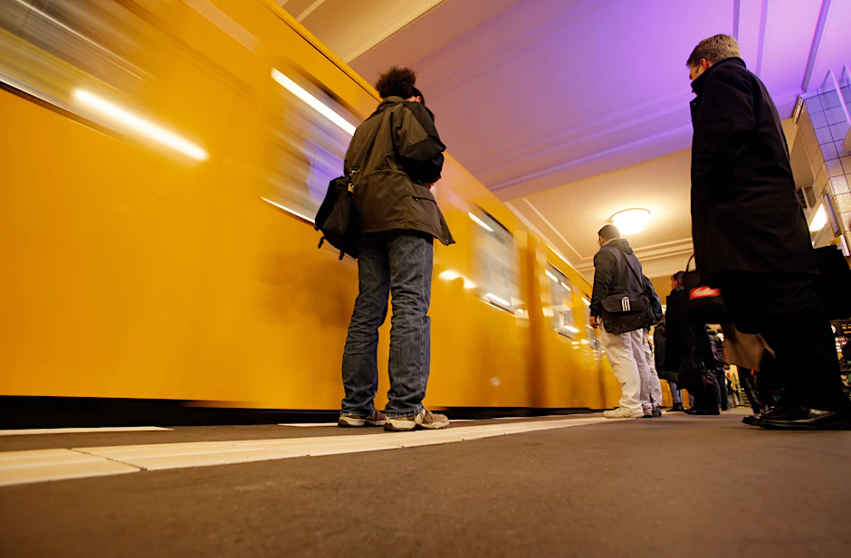 Die Linie U6 ist nach einem Kabelbrand unterbrochen, es ist ein Ersatzverkehr mit Bussen eingerichtet. 
            
            