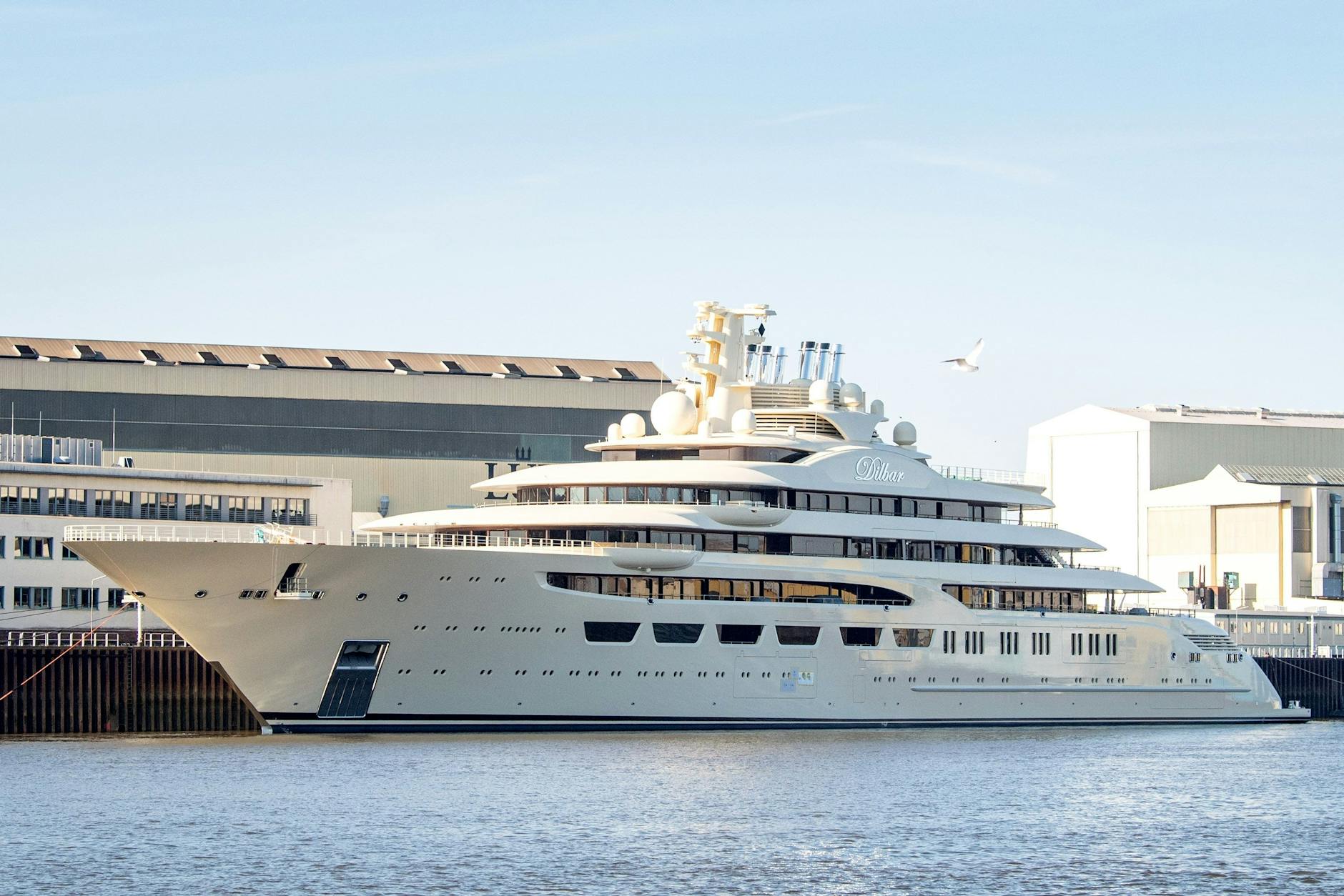 Superjacht „Dilbar“, Baukosten angeblich 600 Millionen Euro