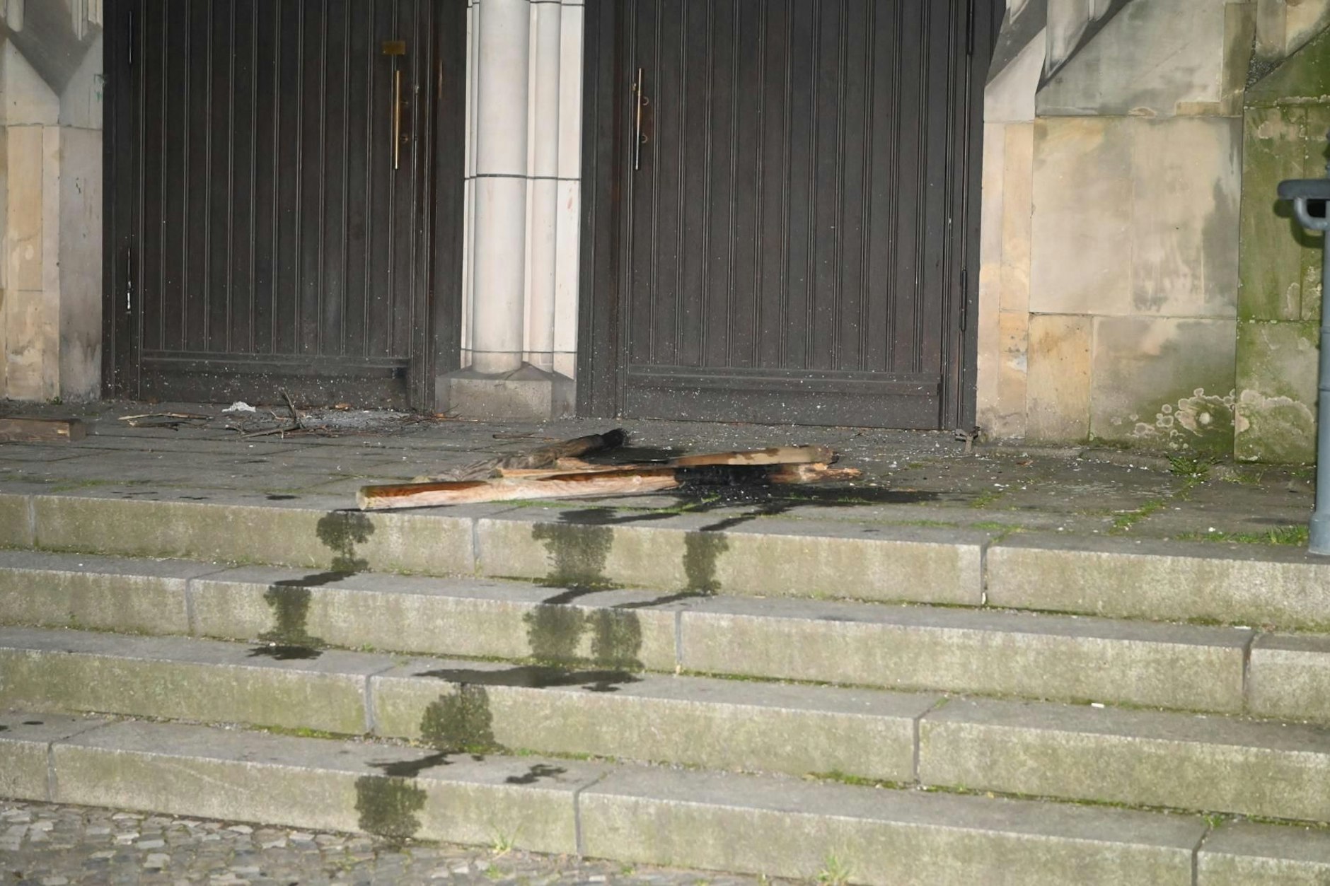 Brandspuren an der Kirche Sankt Matthias in Schöneberg.