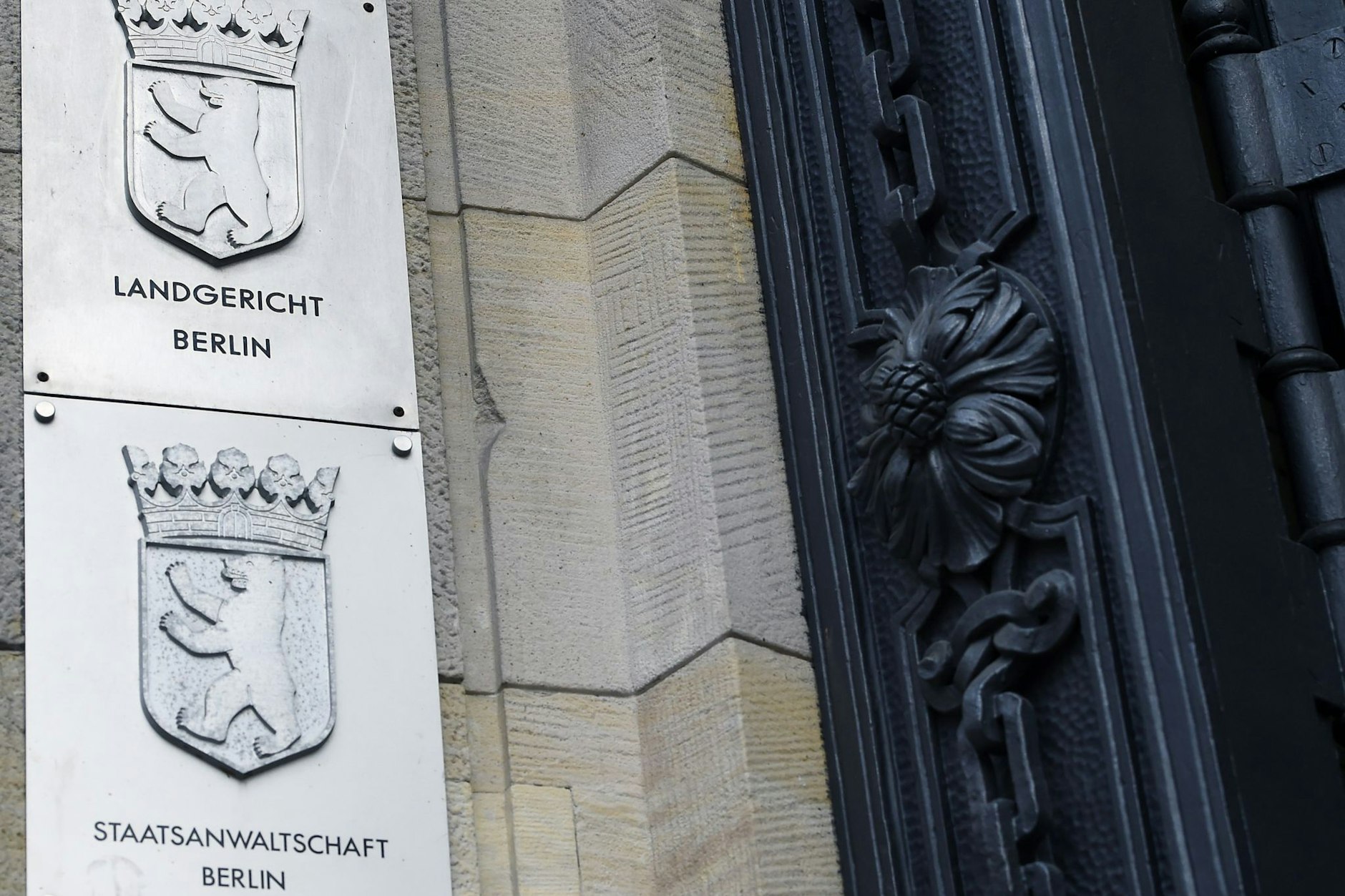 Lea K. (25) wollte sich und ihren kleinen Sohn (2) töten. Sie überlebte und steht nun wegen Mordes vor Gericht. (Symbolfoto)&nbsp;