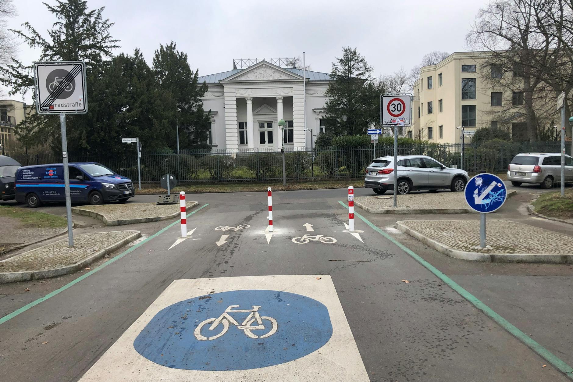 Durchfahrt für Pkw verboten. Nicht alle halten sich dran. 