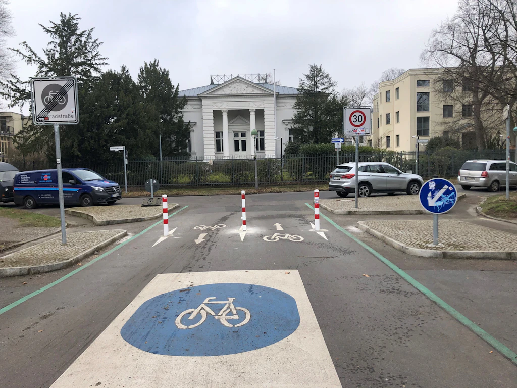 Die Poller-Posse von Pankow: Absurder Zoff um DIESEN Pfosten!