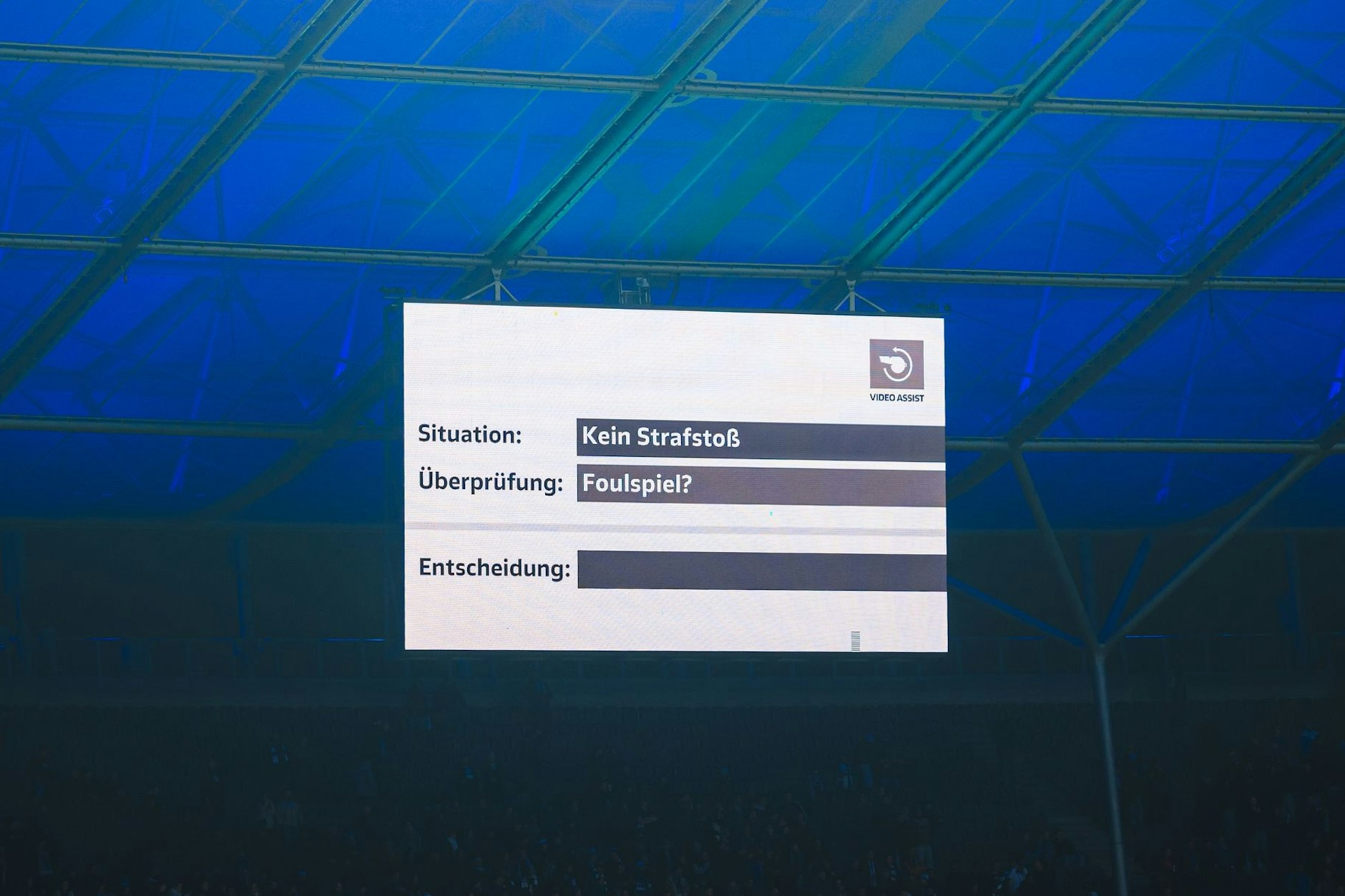 Auf der Anzeigentafel des Olympiastadions wurden den fassungslosen Hertha-Fans gezeigt, was überprüft wird. Und es gab Strafstoß für Kiel.