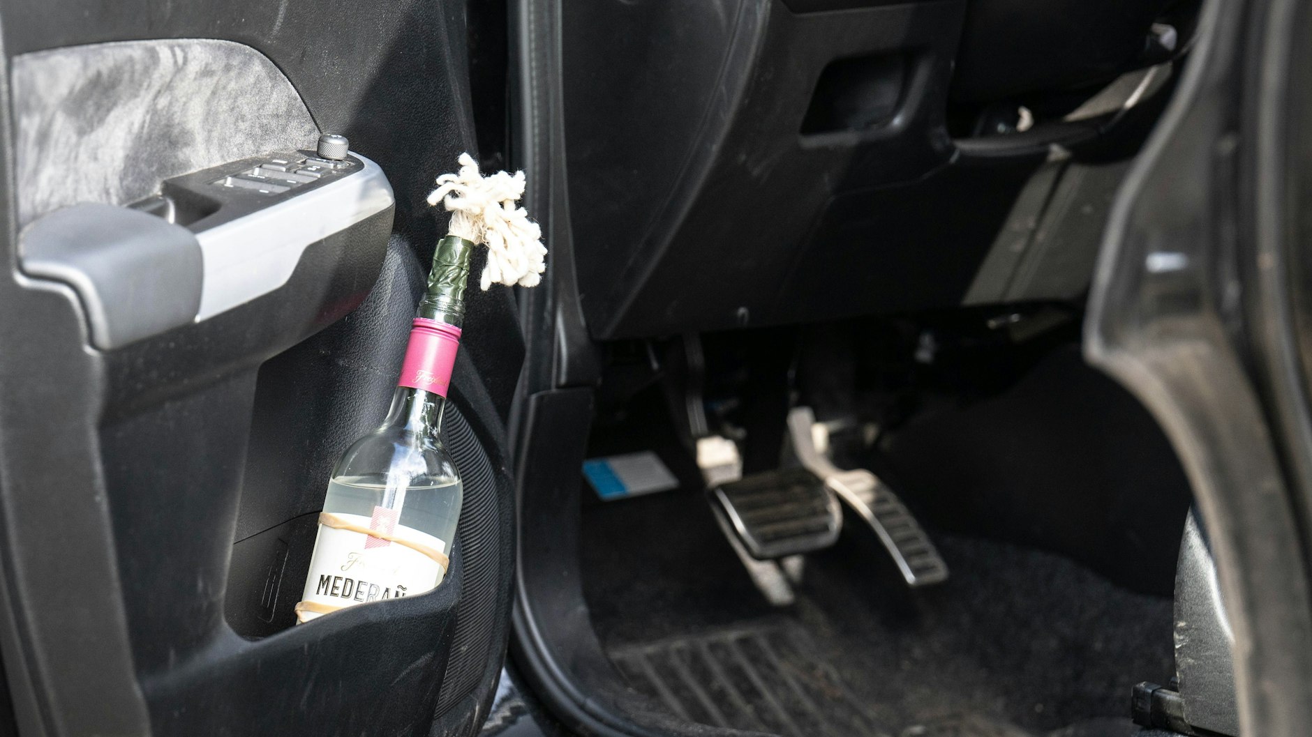 Nach der Schießerei in Rotenburg durchsuchte die Polizei ein Auto. Ein Molotow-Cocktail steckte im Seitenfach der Fahrertür.