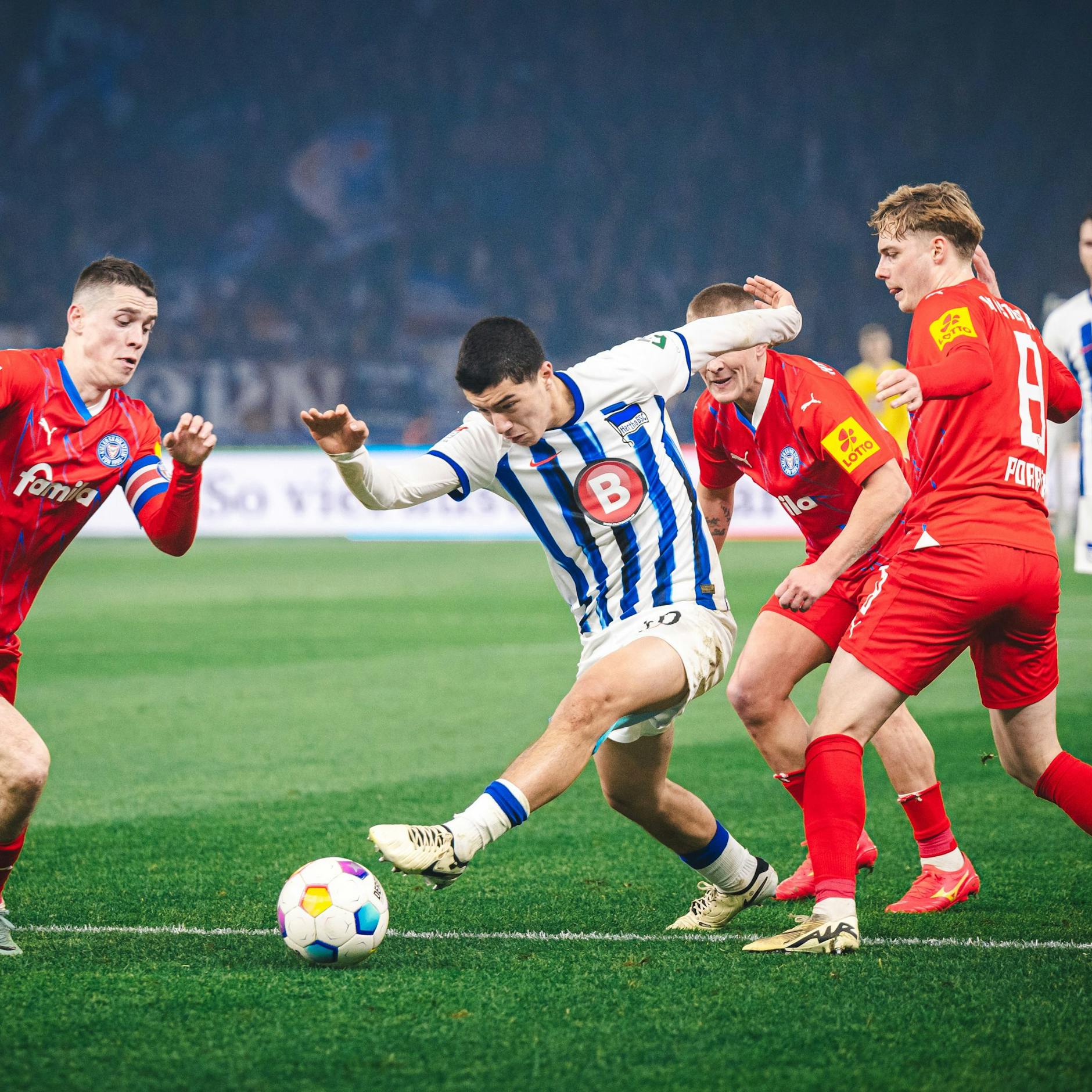 Einfach mal drei Kieler ausdribbeln! Herthas Ibo Maza in Aktion.