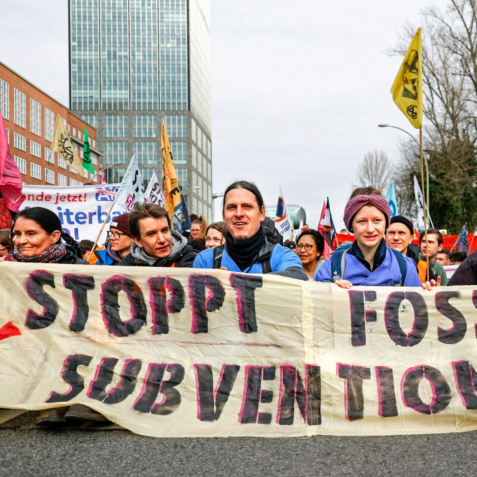Image - Berlin: Umweltaktivisten blockieren Elsenbrücke am Treptower Park