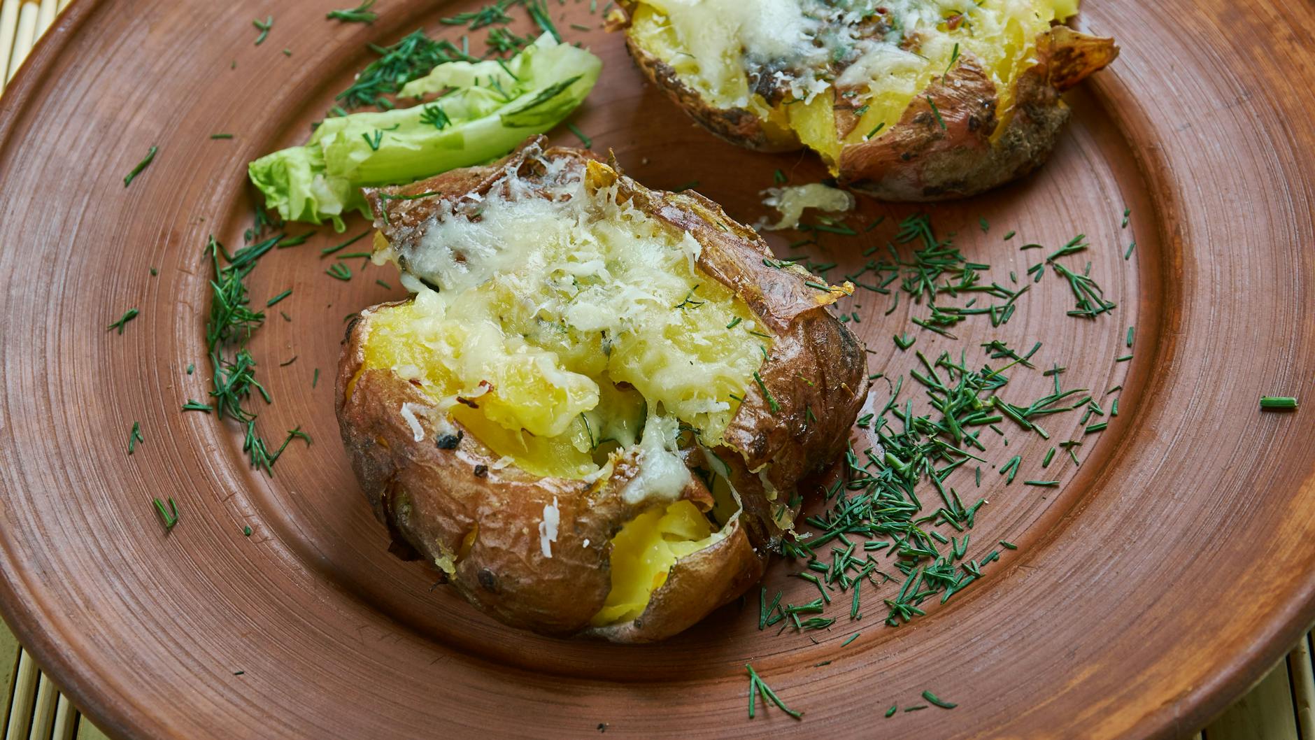 Tolles Rezept für Ofenkartoffeln: Smashed Potatoes schmecken als leckeres Gemüsegericht, aber auch als Beilage zu Fleisch oder Fisch.