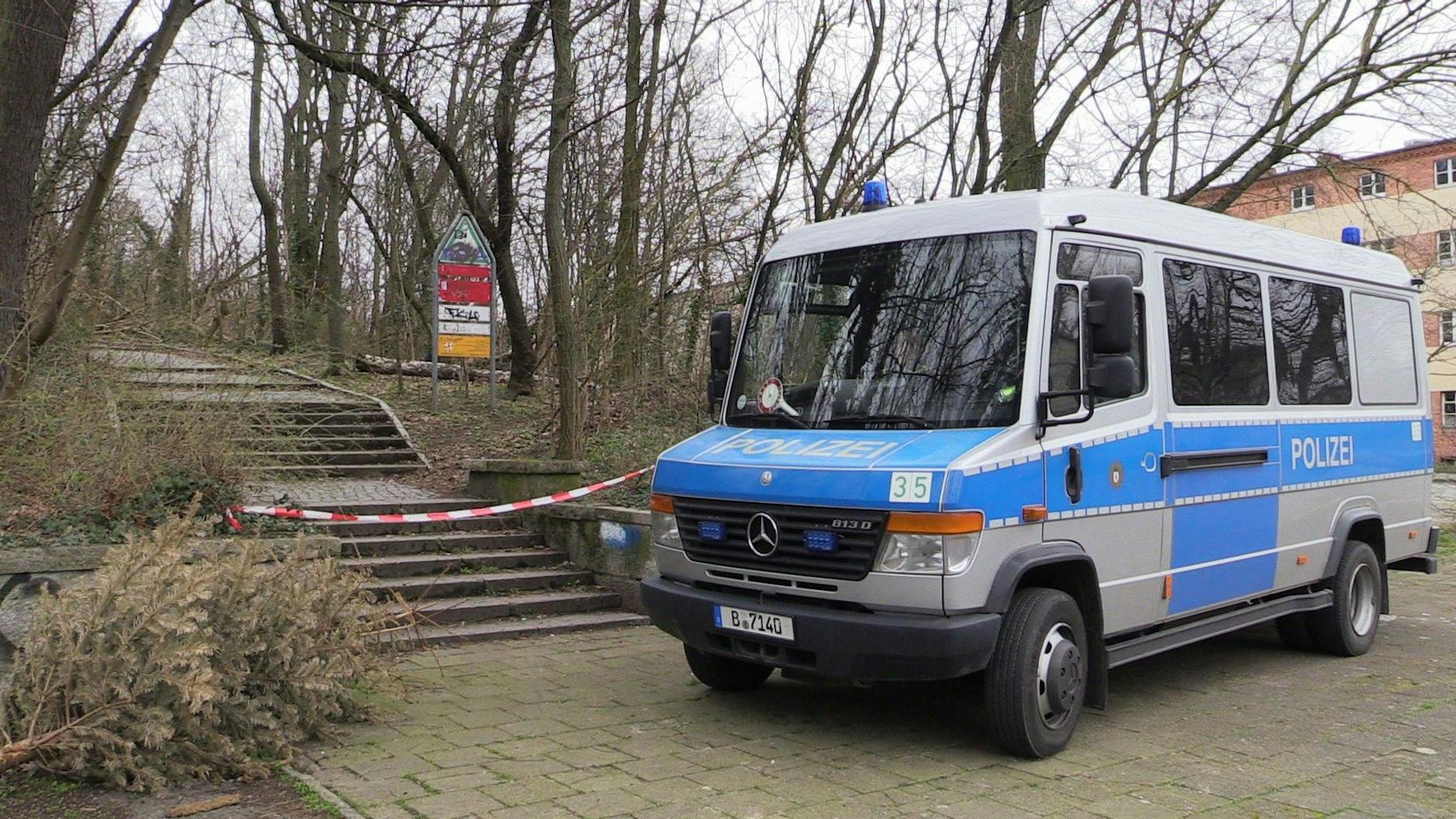 Im Berliner Volkspark Prenzlauer Berg wurde am Dienstag ein abgetrennter Oberschenkel gefunden.