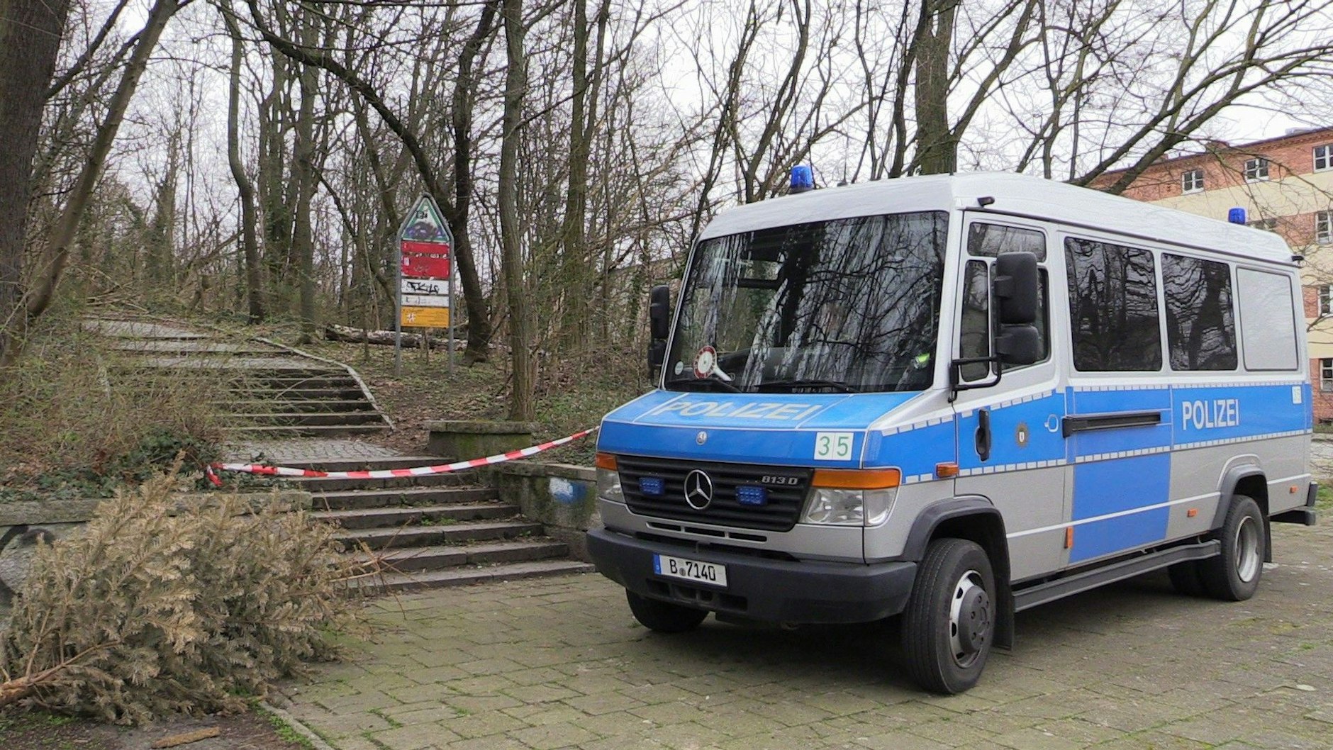 Im Berliner Volkspark Prenzlauer Berg wurde am Dienstag ein abgetrennter Oberschenkel gefunden.