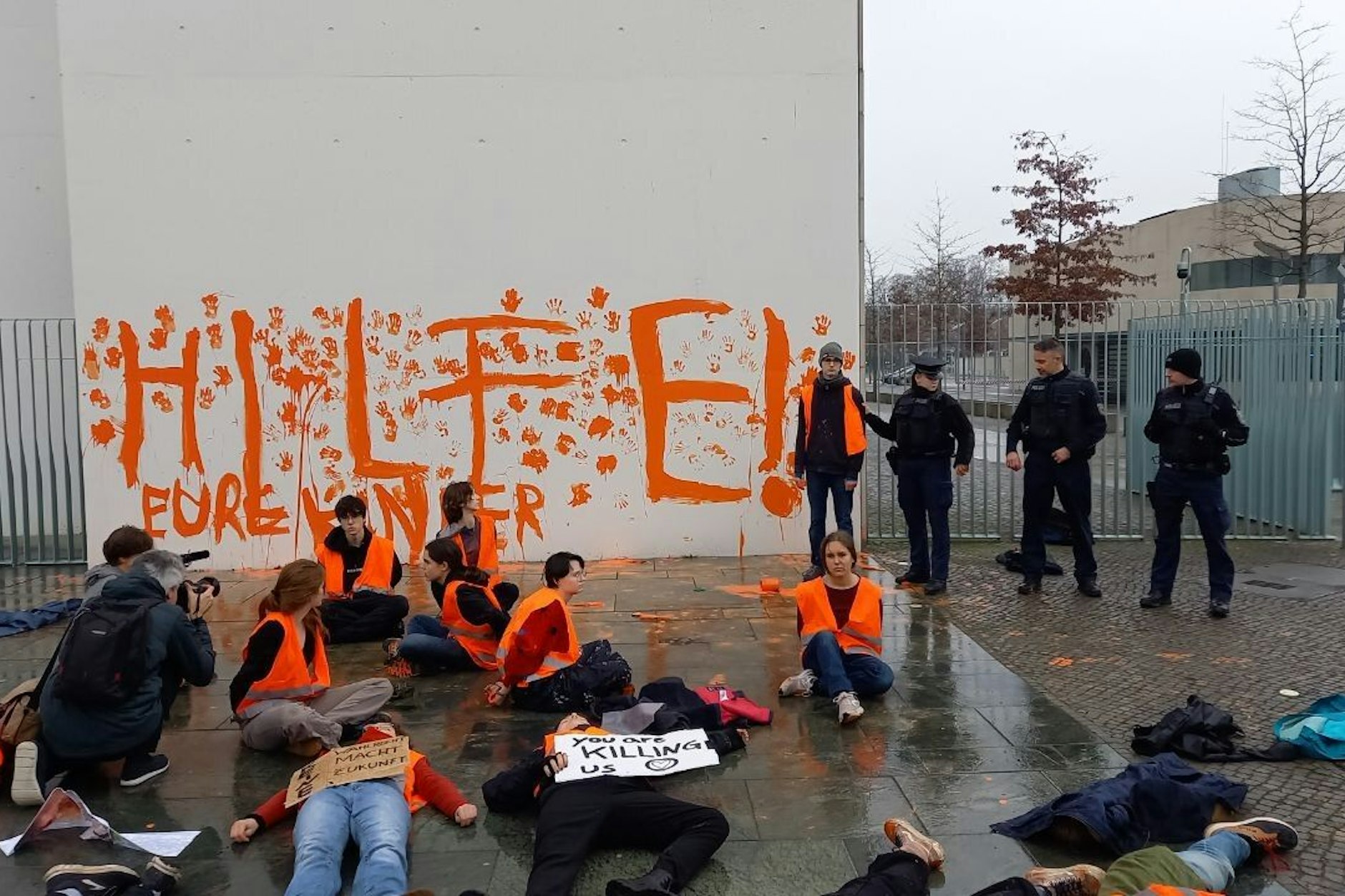 Die Gruppe "Letzte Generation" protestierte heute am Kanzleramt.