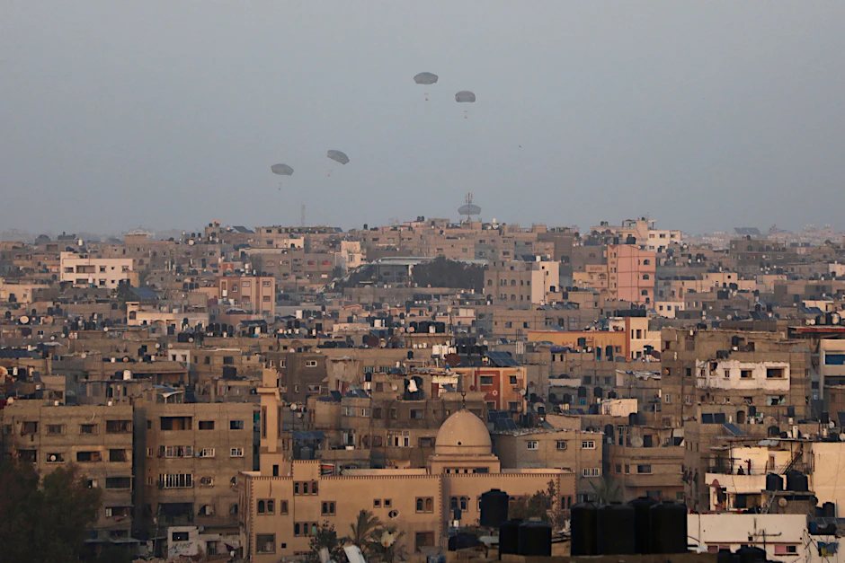 Humanitäre Hilfsgüter werden von den USA aus der Luft über Gaza-Stadt abgeworfen.