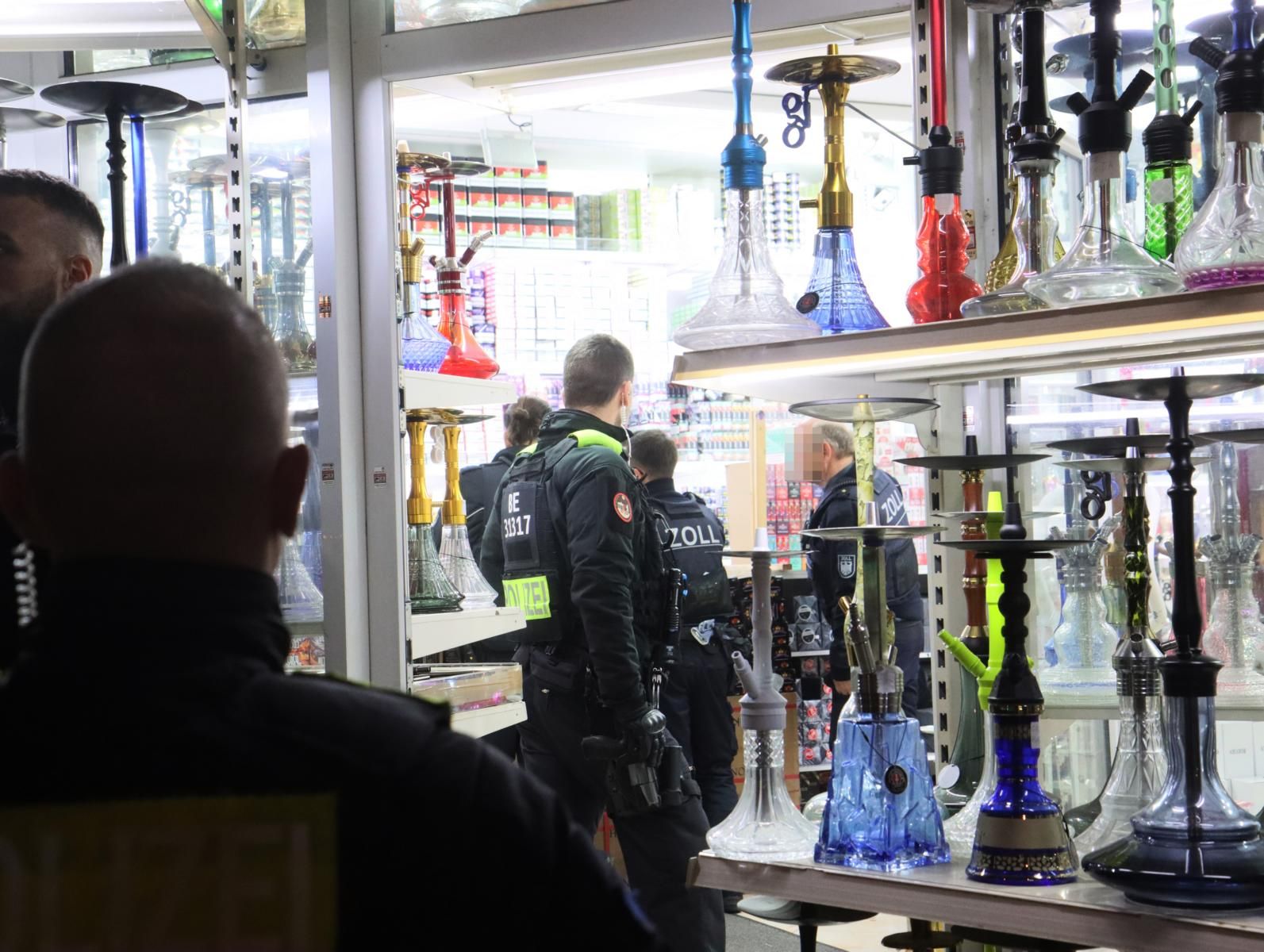 Razzia in mehreren Shisha-Bars in Berlin: Polizei mit Feuerwerk beschossen