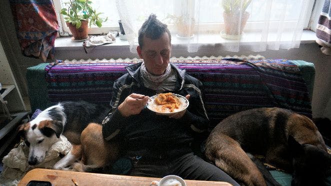 Das LKA veröffentlichte auch dieses Foto von Garweg auf einer Couch mit zwei Hunden.