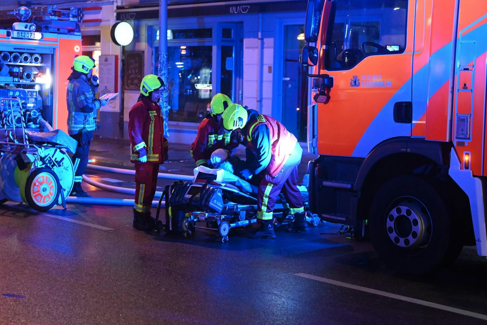 Wohnungsbrand in Friedrichshain: Insgesamt 26 Menschen mussten von den Einsatzkräften der Feuerwehr versorgt, vier ins Krankenhaus gebracht werden.